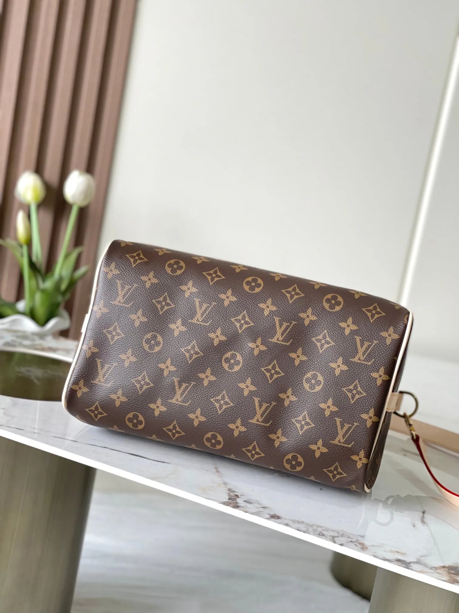 💰800 Top original model 41112 flower Speedy series handbags were originally designed for travelers in the 1930s, paying tribute to that era of rapid change. This Speedy Bandoulière 30 handbag is made of Monogram canvas to reproduce the iconic structure, and continues the classic details with rolled leather handles, engraved padlock and detachable shoulder strap, making it a perfect choice for urban life. 30x21x17cm