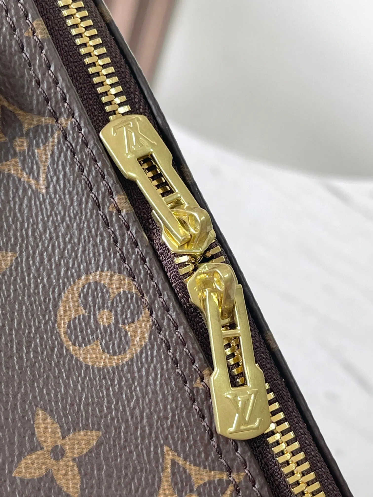 💰800 Top original model 41112 flower Speedy series handbags were originally designed for travelers in the 1930s, paying tribute to that era of rapid change. This Speedy Bandoulière 30 handbag is made of Monogram canvas to reproduce the iconic structure, and continues the classic details with rolled leather handles, engraved padlock and detachable shoulder strap, making it a perfect choice for urban life. 30x21x17cm