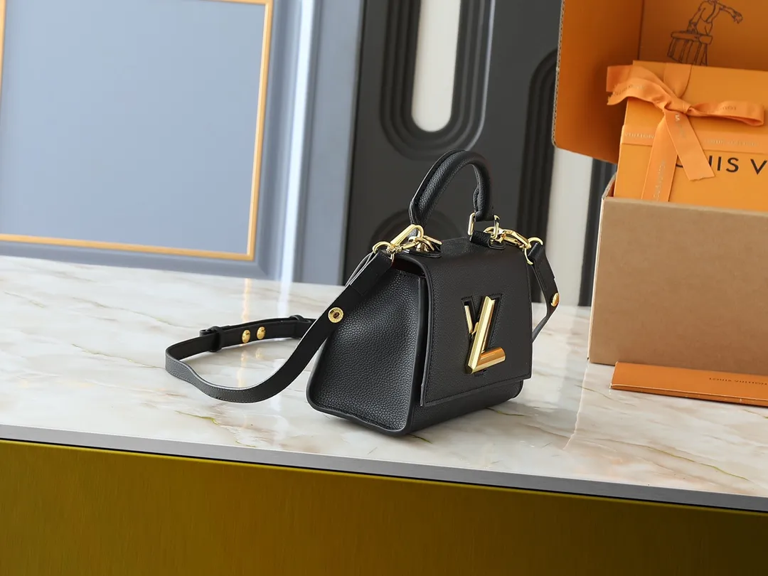 💰300💰Upgraded from the original M21590 M59090 Twist One Handle BB handbag, made of dark-dyed Taurillon leather, with a top single handle and the iconic LV Twist twist lock flap. The contrasting leather lining adds a trendy touch and can be worn cross-body, over the shoulder or by hand. Dimensions: 20x13x9 cm