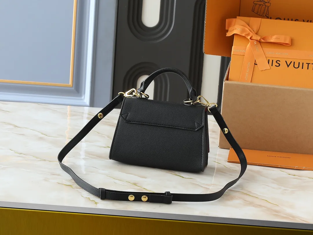 💰300💰Upgraded from the original M21590 M59090 Twist One Handle BB handbag, made of dark-dyed Taurillon leather, with a top single handle and the iconic LV Twist twist lock flap. The contrasting leather lining adds a trendy touch and can be worn cross-body, over the shoulder or by hand. Dimensions: 20x13x9 cm