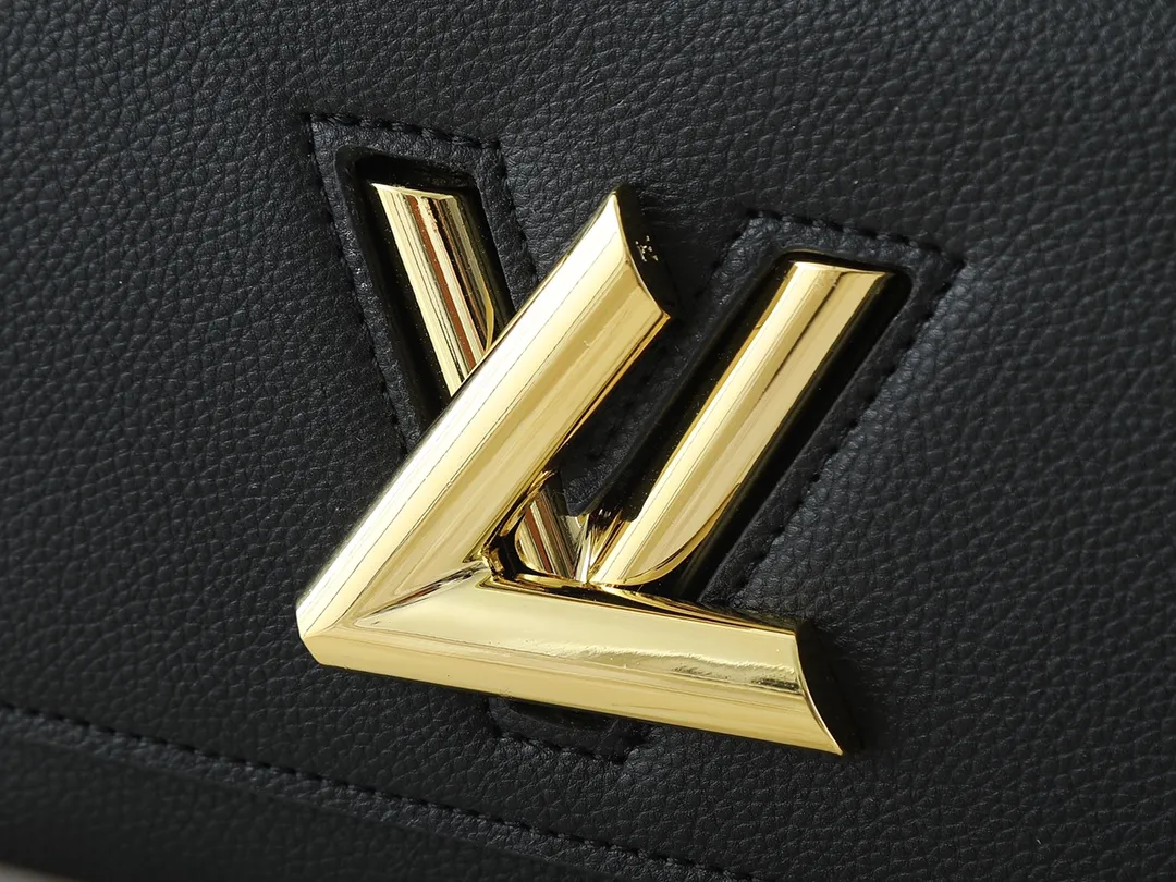 💰300💰Upgraded from the original M21590 M59090 Twist One Handle BB handbag, made of dark-dyed Taurillon leather, with a top single handle and the iconic LV Twist twist lock flap. The contrasting leather lining adds a trendy touch and can be worn cross-body, over the shoulder or by hand. Dimensions: 20x13x9 cm
