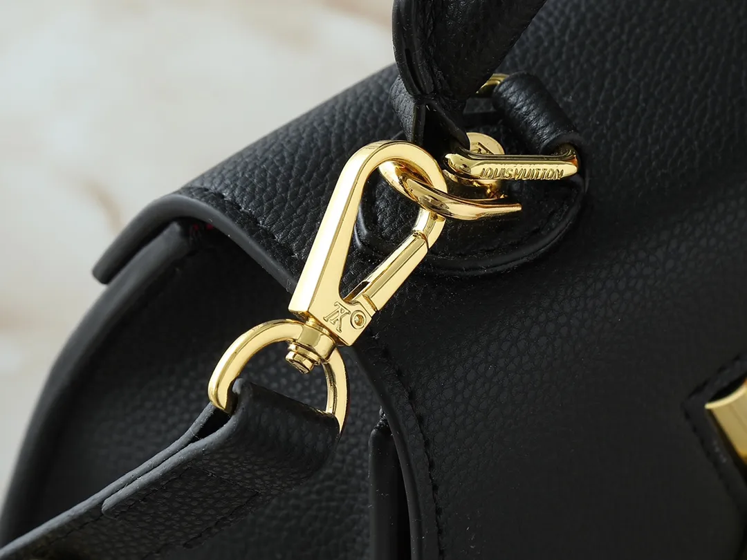 💰300💰Upgraded from the original M21590 M59090 Twist One Handle BB handbag, made of dark-dyed Taurillon leather, with a top single handle and the iconic LV Twist twist lock flap. The contrasting leather lining adds a trendy touch and can be worn cross-body, over the shoulder or by hand. Dimensions: 20x13x9 cm