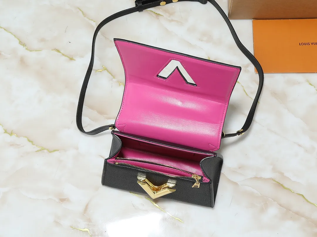 💰300💰Upgraded from the original M21590 M59090 Twist One Handle BB handbag, made of dark-dyed Taurillon leather, with a top single handle and the iconic LV Twist twist lock flap. The contrasting leather lining adds a trendy touch and can be worn cross-body, over the shoulder or by hand. Dimensions: 20x13x9 cm