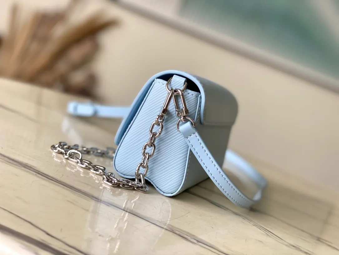 💰1160 (top layer leather) top original order M83077 light blue water ripple twist series M83593 New Twist West pouch Handbag This grained Epi leather Twist West pouch is suitable for all occasions, allowing you to carry your essentials elegantly. She revisits the iconic Twist bag with a slim rectangular silhouette, accented by an adjustable shoulder strap and chain, both of which are removable. Its flaps close thanks to the collection's characteristic Twist buckle. 19 x 10.5 x 6.5 cm