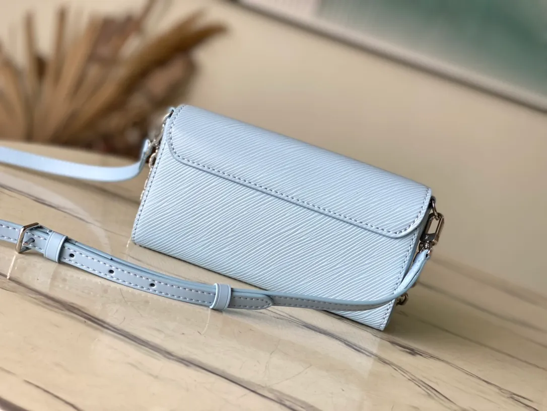 💰1160 (top layer leather) top original order M83077 light blue water ripple twist series M83593 New Twist West pouch Handbag This grained Epi leather Twist West pouch is suitable for all occasions, allowing you to carry your essentials elegantly. She revisits the iconic Twist bag with a slim rectangular silhouette, accented by an adjustable shoulder strap and chain, both of which are removable. Its flaps close thanks to the collection's characteristic Twist buckle. 19 x 10.5 x 6.5 cm