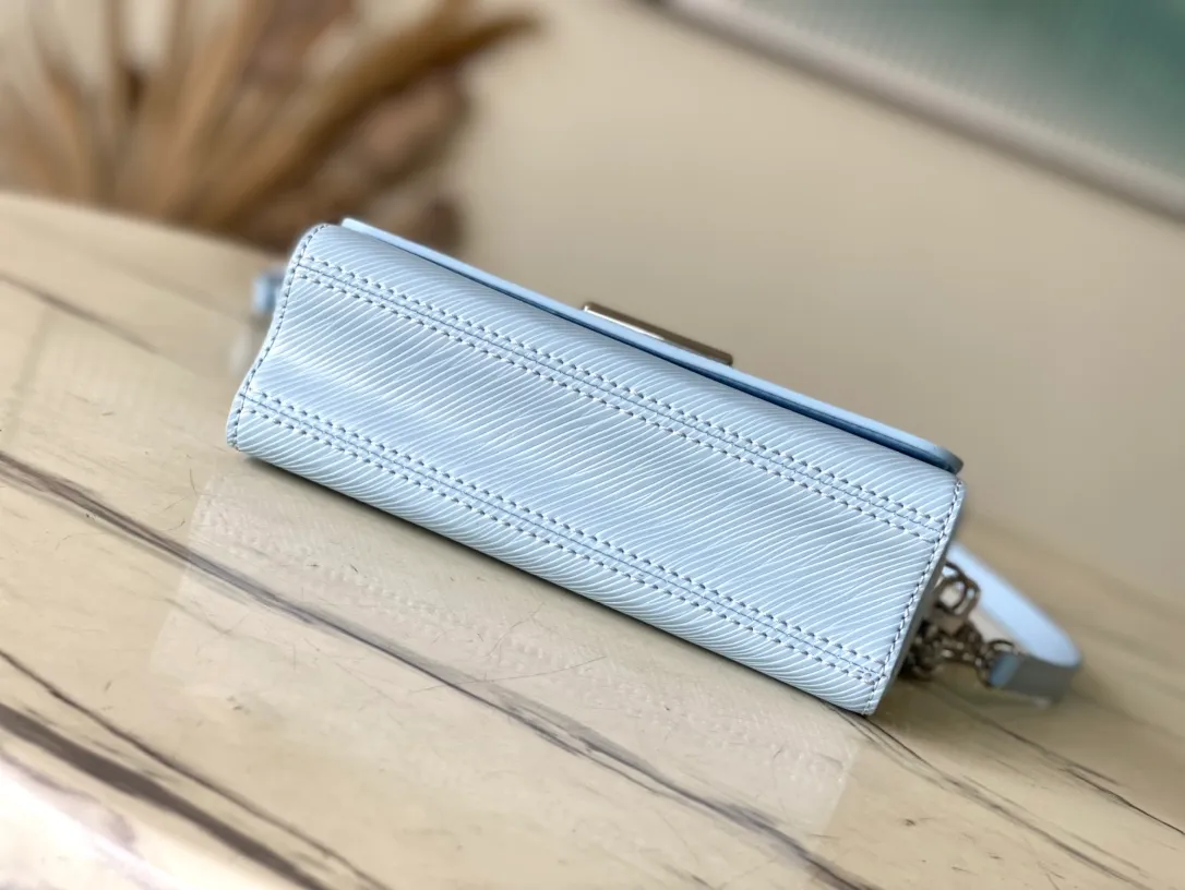 💰1160 (top layer leather) top original order M83077 light blue water ripple twist series M83593 New Twist West pouch Handbag This grained Epi leather Twist West pouch is suitable for all occasions, allowing you to carry your essentials elegantly. She revisits the iconic Twist bag with a slim rectangular silhouette, accented by an adjustable shoulder strap and chain, both of which are removable. Its flaps close thanks to the collection's characteristic Twist buckle. 19 x 10.5 x 6.5 cm