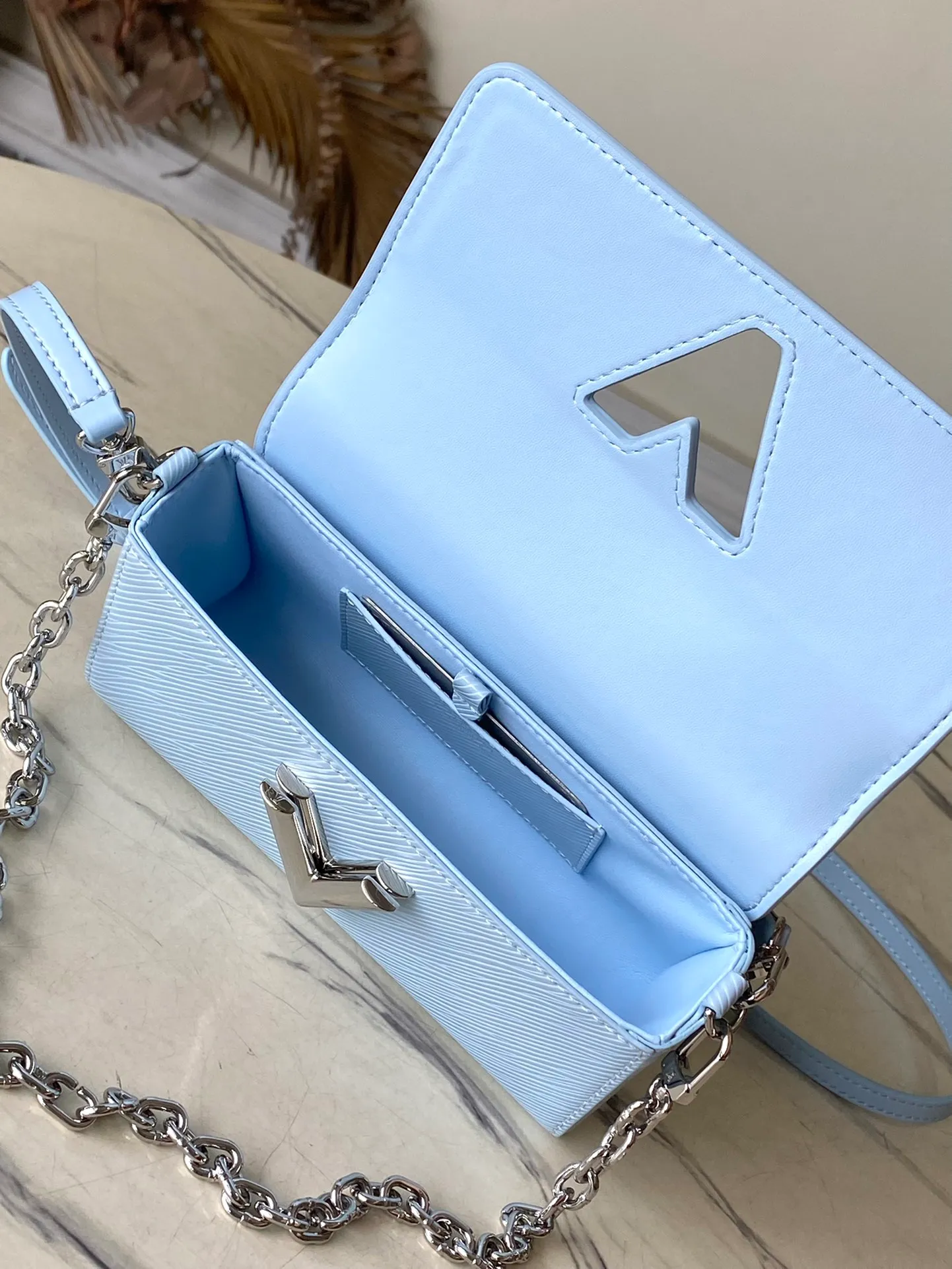 💰1160 (top layer leather) top original order M83077 light blue water ripple twist series M83593 New Twist West pouch Handbag This grained Epi leather Twist West pouch is suitable for all occasions, allowing you to carry your essentials elegantly. She revisits the iconic Twist bag with a slim rectangular silhouette, accented by an adjustable shoulder strap and chain, both of which are removable. Its flaps close thanks to the collection's characteristic Twist buckle. 19 x 10.5 x 6.5 cm