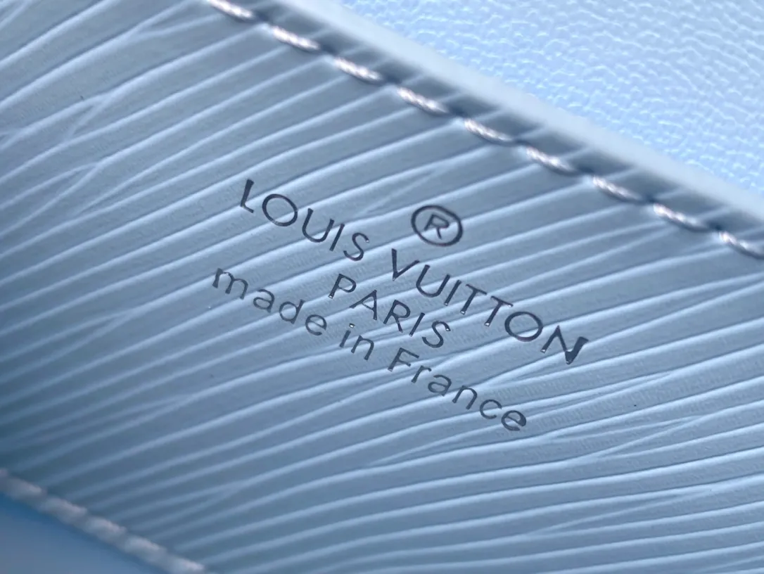 💰1160 (top layer leather) top original order M83077 light blue water ripple twist series M83593 New Twist West pouch Handbag This grained Epi leather Twist West pouch is suitable for all occasions, allowing you to carry your essentials elegantly. She revisits the iconic Twist bag with a slim rectangular silhouette, accented by an adjustable shoulder strap and chain, both of which are removable. Its flaps close thanks to the collection's characteristic Twist buckle. 19 x 10.5 x 6.5 cm