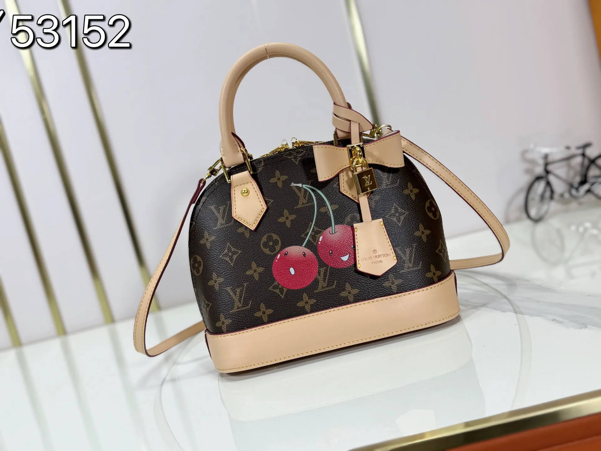 P260 Upgraded original M53152 M13416 This Alma BB handbag combines Monogram coated canvas and cow leather trim, making the exquisite silhouette show the cherry pattern of the Louis Vuitton x Murakami replica series. The top handle and detachable and adjustable shoulder strap allow for a variety of carrying methods, and the interior space can accommodate daily needs such as a short wallet and a large smartphone. Dimensions: 23.5 x 17.5 x 11.5 (cm) ((Length x Height x Width)