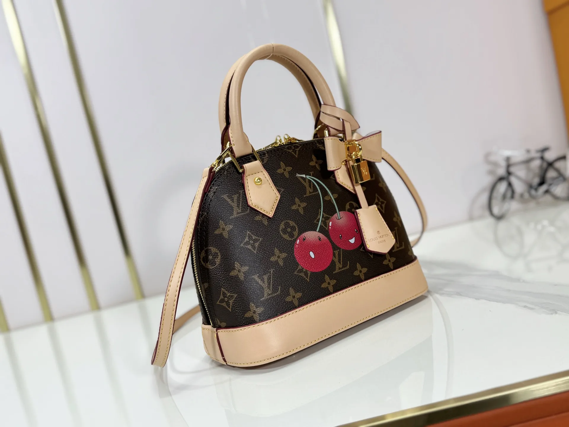 P260 Upgraded original M53152 M13416 This Alma BB handbag combines Monogram coated canvas and cow leather trim, making the exquisite silhouette show the cherry pattern of the Louis Vuitton x Murakami replica series. The top handle and detachable and adjustable shoulder strap allow for a variety of carrying methods, and the interior space can accommodate daily needs such as a short wallet and a large smartphone. Dimensions: 23.5 x 17.5 x 11.5 (cm) ((Length x Height x Width)