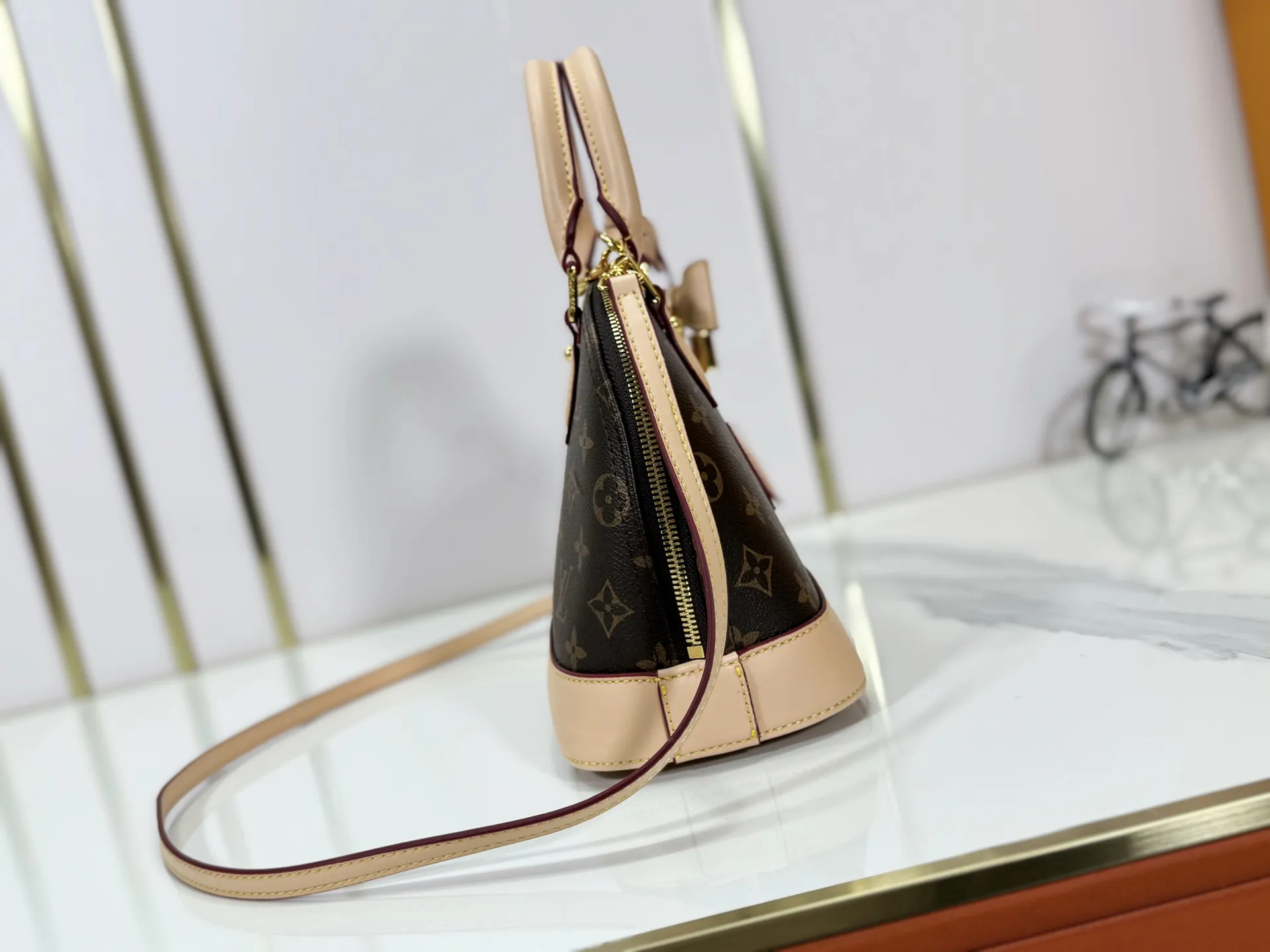 P260 Upgraded original M53152 M13416 This Alma BB handbag combines Monogram coated canvas and cow leather trim, making the exquisite silhouette show the cherry pattern of the Louis Vuitton x Murakami replica series. The top handle and detachable and adjustable shoulder strap allow for a variety of carrying methods, and the interior space can accommodate daily needs such as a short wallet and a large smartphone. Dimensions: 23.5 x 17.5 x 11.5 (cm) ((Length x Height x Width)
