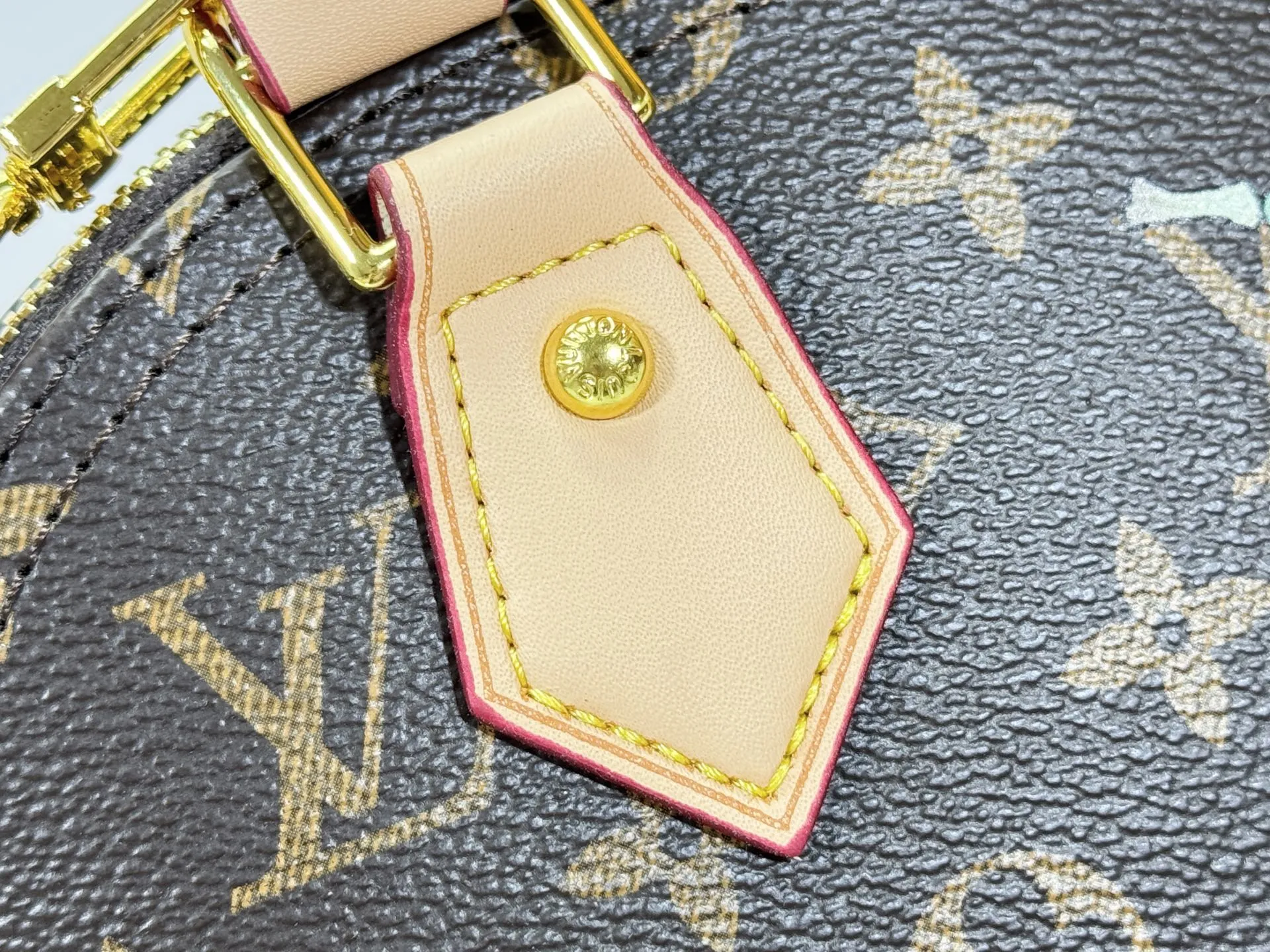 P260 Upgraded original M53152 M13416 This Alma BB handbag combines Monogram coated canvas and cow leather trim, making the exquisite silhouette show the cherry pattern of the Louis Vuitton x Murakami replica series. The top handle and detachable and adjustable shoulder strap allow for a variety of carrying methods, and the interior space can accommodate daily needs such as a short wallet and a large smartphone. Dimensions: 23.5 x 17.5 x 11.5 (cm) ((Length x Height x Width)