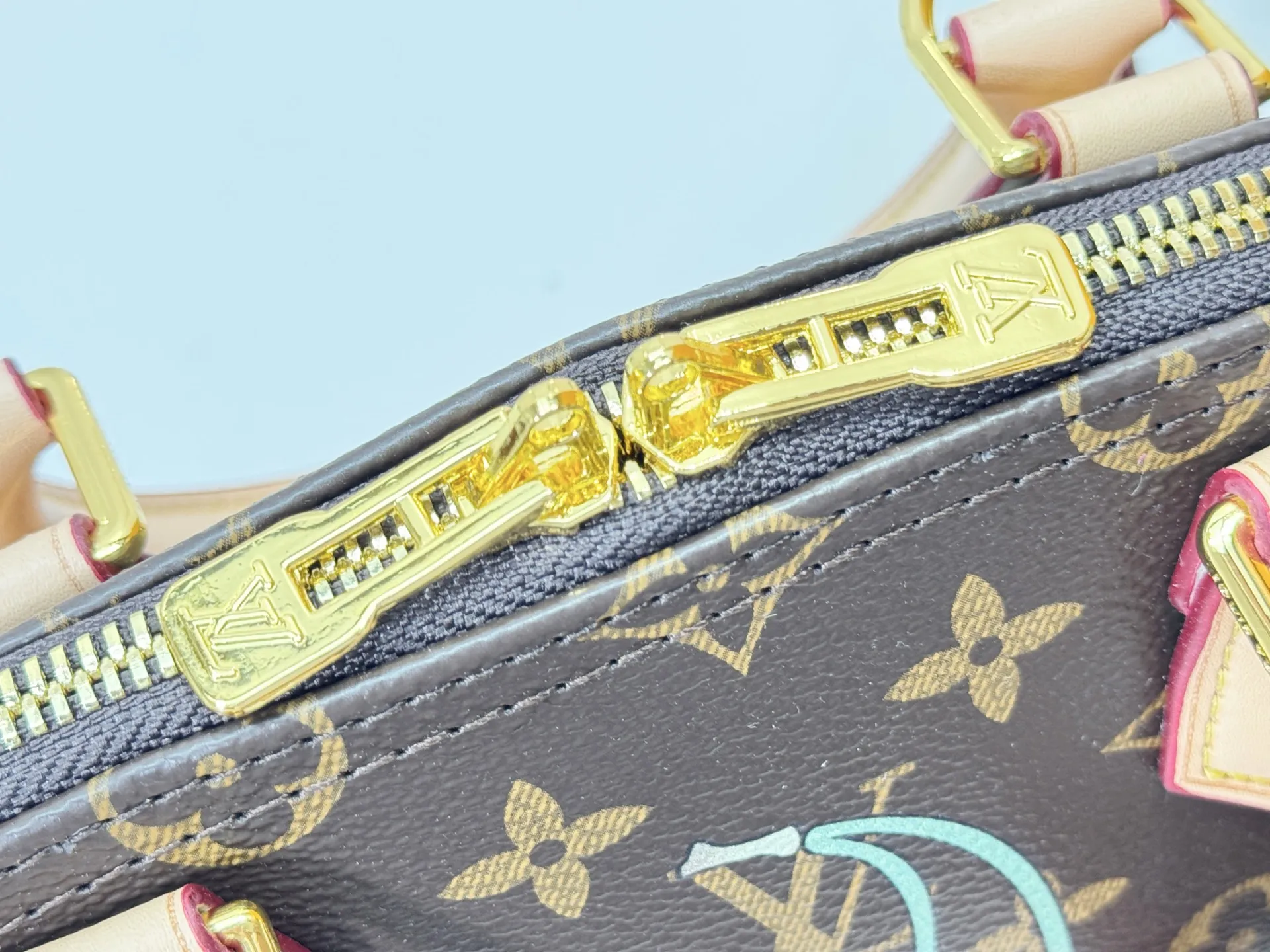 P260 Upgraded original M53152 M13416 This Alma BB handbag combines Monogram coated canvas and cow leather trim, making the exquisite silhouette show the cherry pattern of the Louis Vuitton x Murakami replica series. The top handle and detachable and adjustable shoulder strap allow for a variety of carrying methods, and the interior space can accommodate daily needs such as a short wallet and a large smartphone. Dimensions: 23.5 x 17.5 x 11.5 (cm) ((Length x Height x Width)