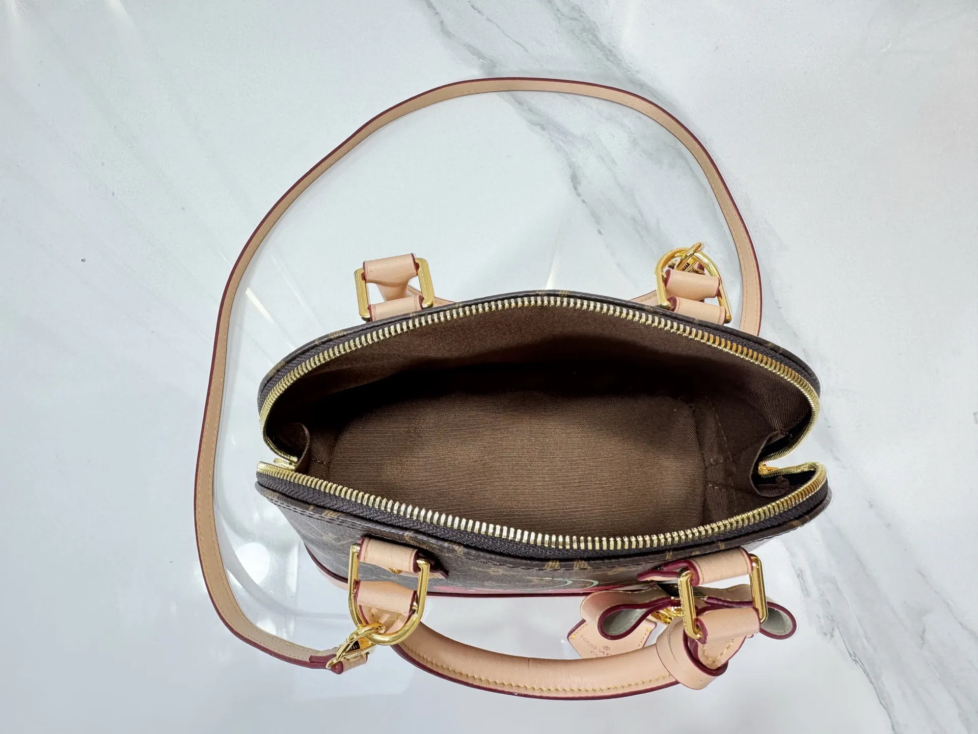 P260 Upgraded original M53152 M13416 This Alma BB handbag combines Monogram coated canvas and cow leather trim, making the exquisite silhouette show the cherry pattern of the Louis Vuitton x Murakami replica series. The top handle and detachable and adjustable shoulder strap allow for a variety of carrying methods, and the interior space can accommodate daily needs such as a short wallet and a large smartphone. Dimensions: 23.5 x 17.5 x 11.5 (cm) ((Length x Height x Width)