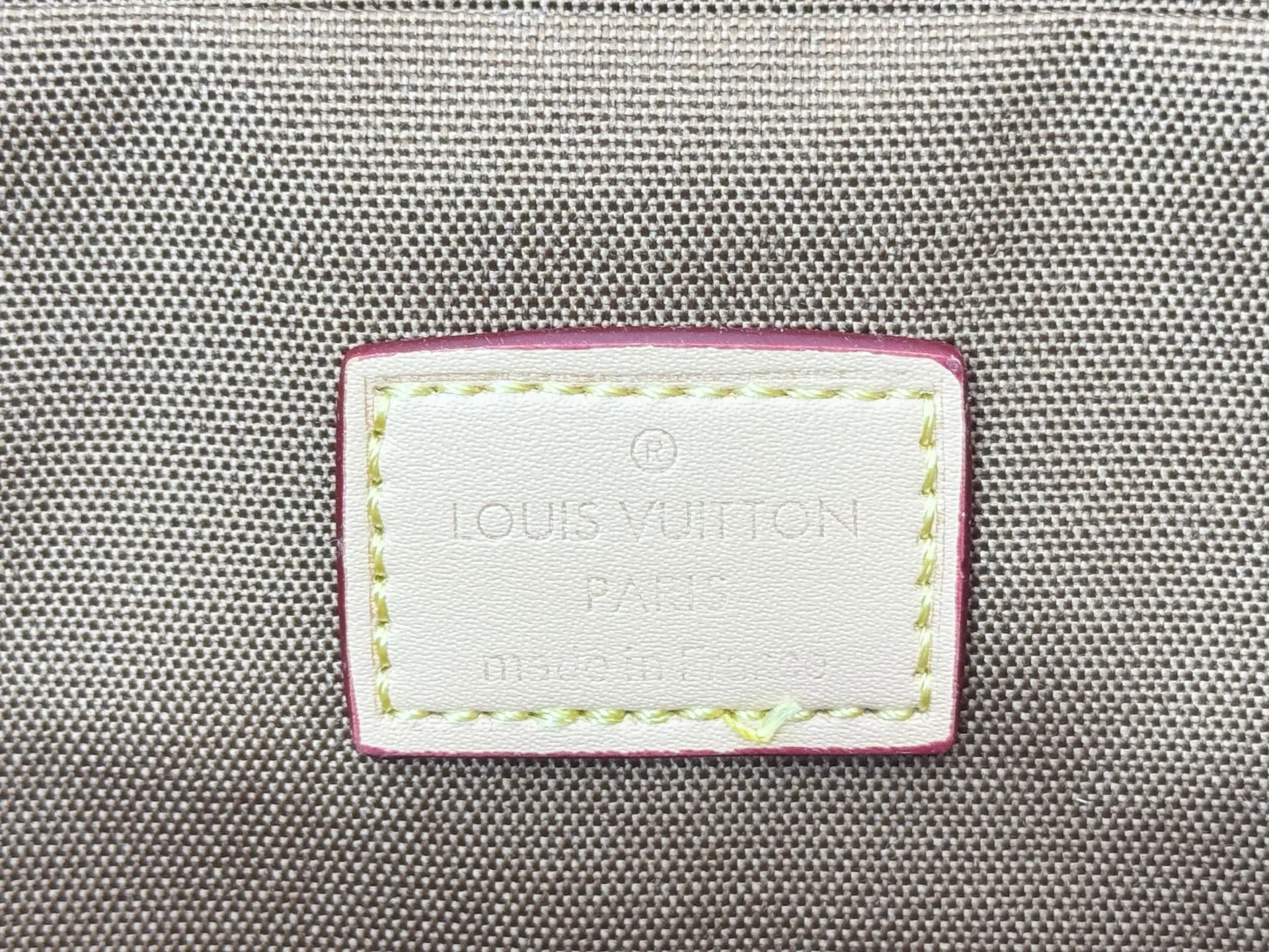 P260 Upgraded original M53152 M13416 This Alma BB handbag combines Monogram coated canvas and cow leather trim, making the exquisite silhouette show the cherry pattern of the Louis Vuitton x Murakami replica series. The top handle and detachable and adjustable shoulder strap allow for a variety of carrying methods, and the interior space can accommodate daily needs such as a short wallet and a large smartphone. Dimensions: 23.5 x 17.5 x 11.5 (cm) ((Length x Height x Width)