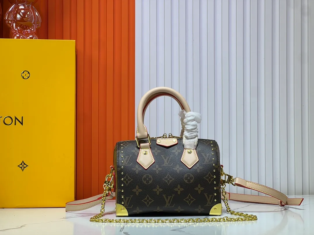 Batch 300💰Upgraded original version M46881 LV pillow this season Louis Vuitton show LV2025 early spring series] Cool black leather and compact presbyopia Fashionistas, are you ready for the LV2025 early spring series? This season Louis Vuitton brings us the perfect combination of cool black leather and compact presbyopia, showing a unique fashion attitude. Dimensions: 20x14