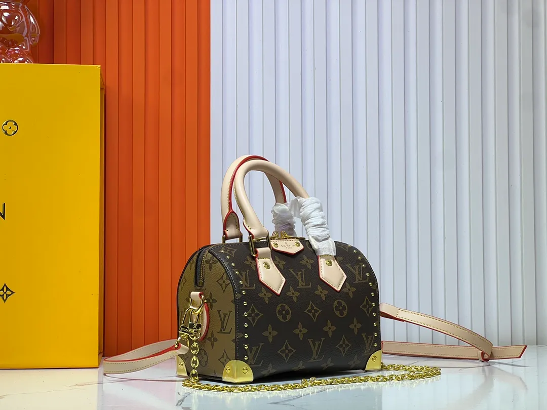 Batch 300💰Upgraded original version M46881 LV pillow this season Louis Vuitton show LV2025 early spring series] Cool black leather and compact presbyopia Fashionistas, are you ready for the LV2025 early spring series? This season Louis Vuitton brings us the perfect combination of cool black leather and compact presbyopia, showing a unique fashion attitude. Dimensions: 20x14