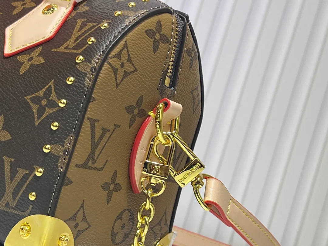 Batch 300💰Upgraded original version M46881 LV pillow this season Louis Vuitton show LV2025 early spring series] Cool black leather and compact presbyopia Fashionistas, are you ready for the LV2025 early spring series? This season Louis Vuitton brings us the perfect combination of cool black leather and compact presbyopia, showing a unique fashion attitude. Dimensions: 20x14