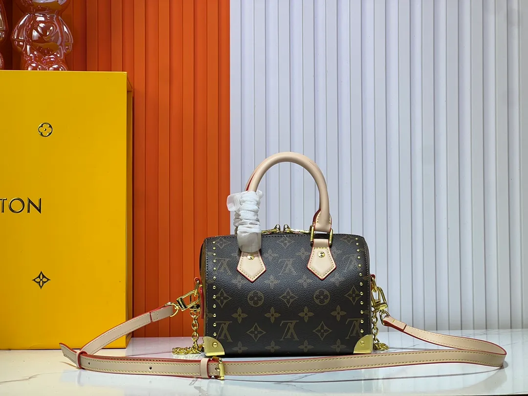 Batch 300💰Upgraded original version M46881 LV pillow this season Louis Vuitton show LV2025 early spring series] Cool black leather and compact presbyopia Fashionistas, are you ready for the LV2025 early spring series? This season Louis Vuitton brings us the perfect combination of cool black leather and compact presbyopia, showing a unique fashion attitude. Dimensions: 20x14