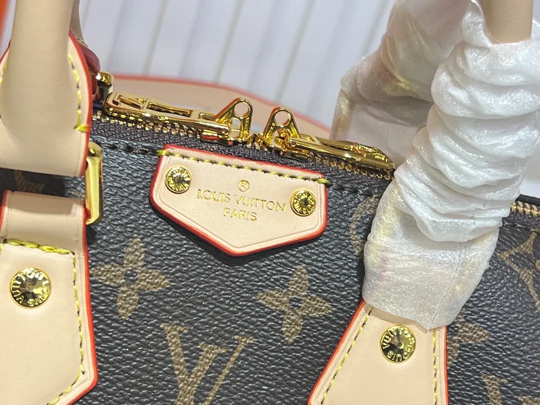 Batch 300💰Upgraded original version M46881 LV pillow this season Louis Vuitton show LV2025 early spring series] Cool black leather and compact presbyopia Fashionistas, are you ready for the LV2025 early spring series? This season Louis Vuitton brings us the perfect combination of cool black leather and compact presbyopia, showing a unique fashion attitude. Dimensions: 20x14