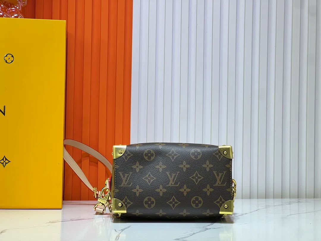 Batch 300💰Upgraded original version M46881 LV pillow this season Louis Vuitton show LV2025 early spring series] Cool black leather and compact presbyopia Fashionistas, are you ready for the LV2025 early spring series? This season Louis Vuitton brings us the perfect combination of cool black leather and compact presbyopia, showing a unique fashion attitude. Dimensions: 20x14
