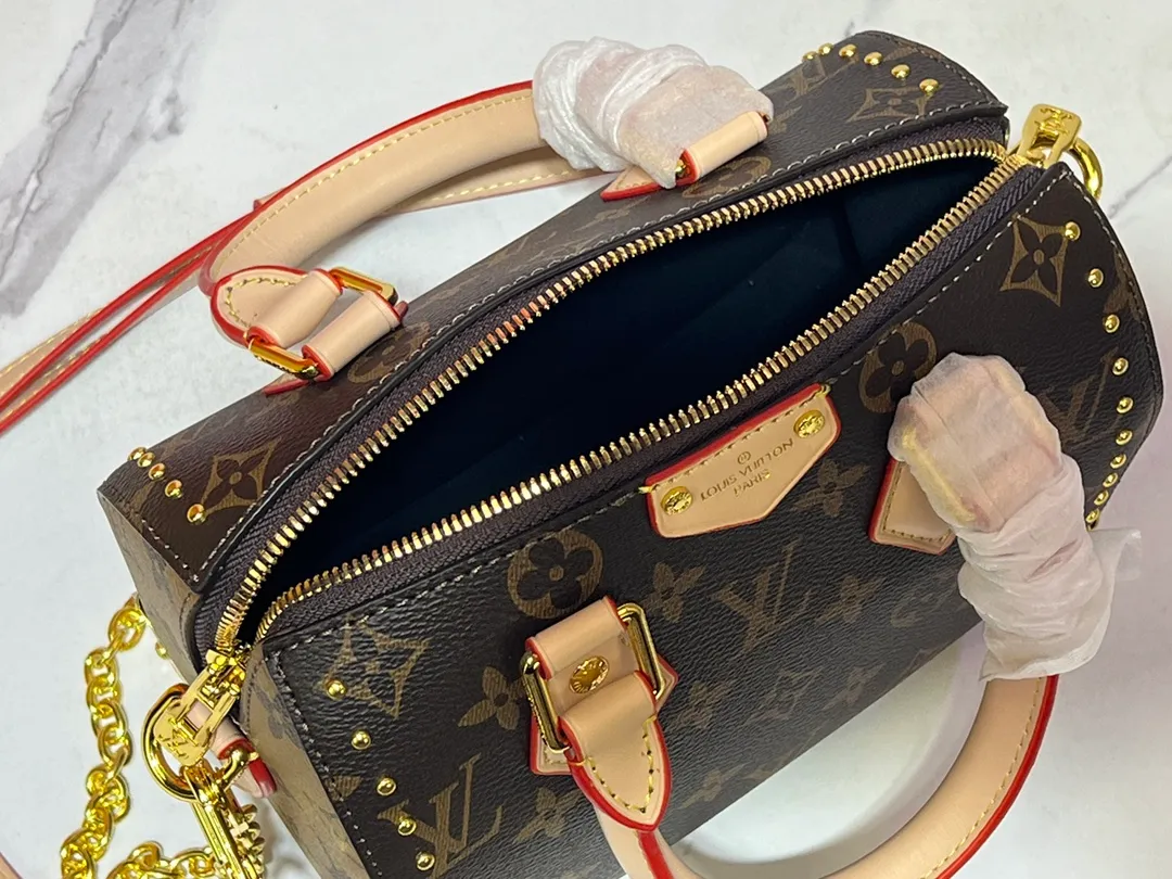 Batch 300💰Upgraded original version M46881 LV pillow this season Louis Vuitton show LV2025 early spring series] Cool black leather and compact presbyopia Fashionistas, are you ready for the LV2025 early spring series? This season Louis Vuitton brings us the perfect combination of cool black leather and compact presbyopia, showing a unique fashion attitude. Dimensions: 20x14
