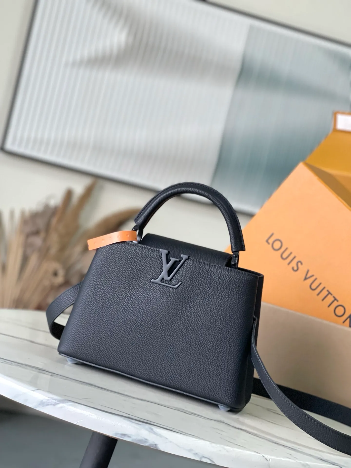 💰2200 "Special Grade Original Leather" M25255 Black Paint Small This Capucines BB handbag is made of matte Taurillon cow leather with metal parts, which makes the classic design show off its neat style. The flap can be worn externally or internally, and the neat interior is equipped with multiple pockets. Attach the adjustable shoulder strap for easy cross-body wear. Dimensions: 27 × 17.3 × 9 cm