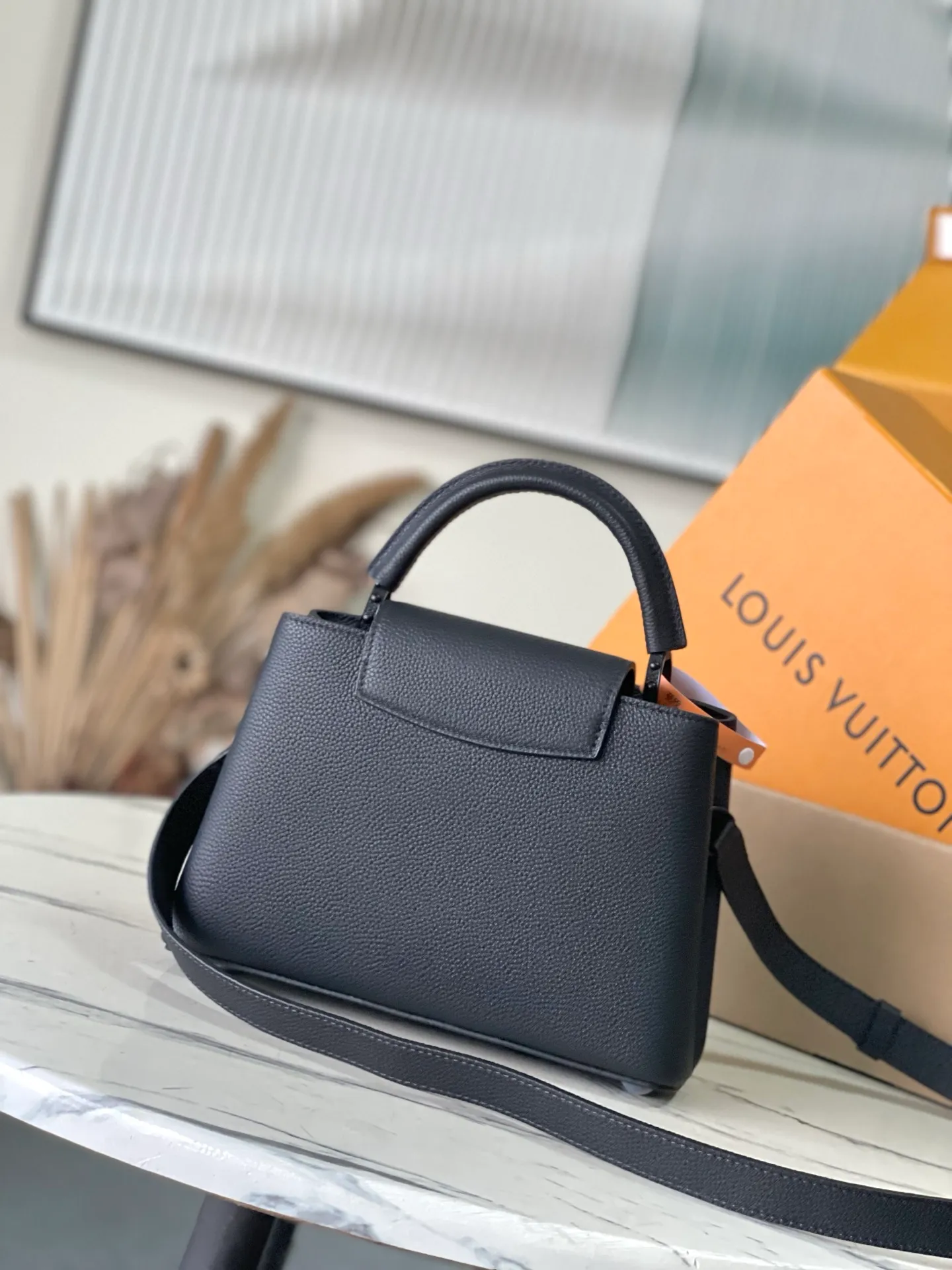 💰2200 "Special Grade Original Leather" M25255 Black Paint Small This Capucines BB handbag is made of matte Taurillon cow leather with metal parts, which makes the classic design show off its neat style. The flap can be worn externally or internally, and the neat interior is equipped with multiple pockets. Attach the adjustable shoulder strap for easy cross-body wear. Dimensions: 27 × 17.3 × 9 cm