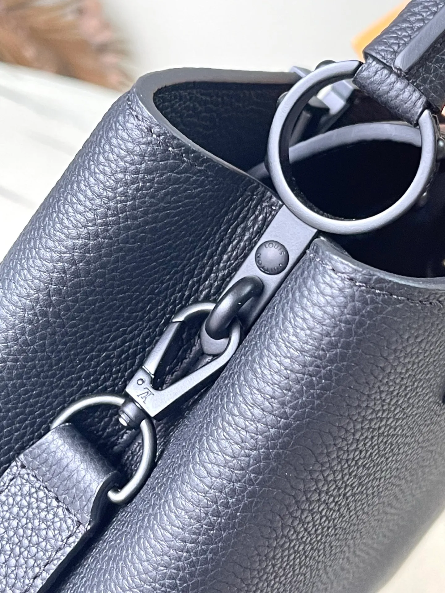 💰2200 "Special Grade Original Leather" M25255 Black Paint Small This Capucines BB handbag is made of matte Taurillon cow leather with metal parts, which makes the classic design show off its neat style. The flap can be worn externally or internally, and the neat interior is equipped with multiple pockets. Attach the adjustable shoulder strap for easy cross-body wear. Dimensions: 27 × 17.3 × 9 cm