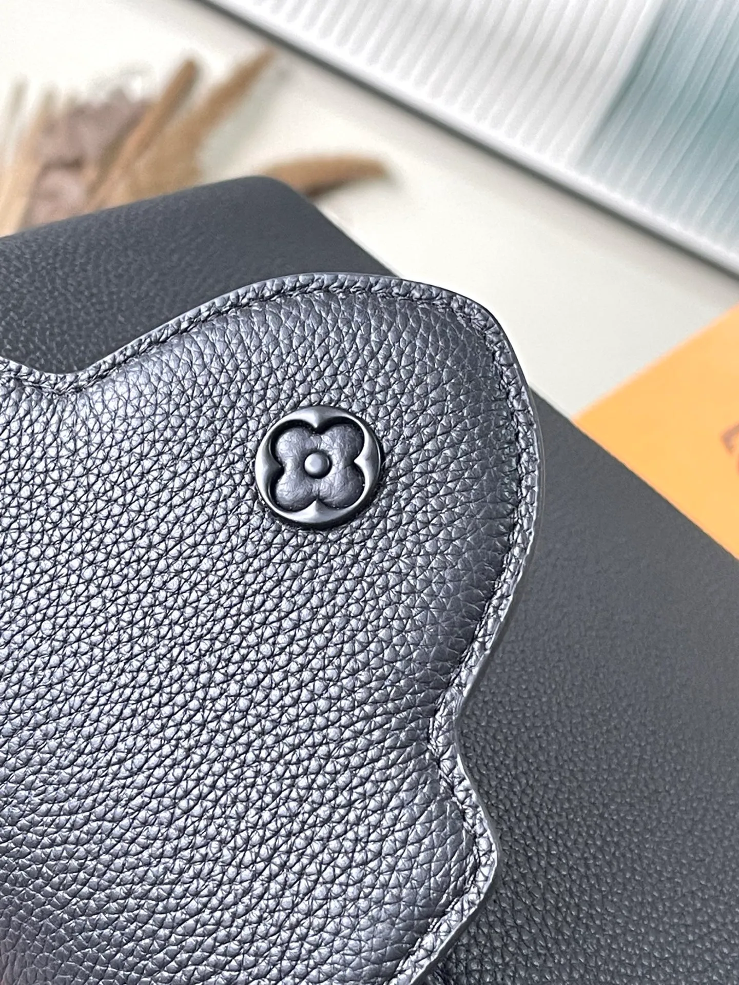 💰2200 "Special Grade Original Leather" M25255 Black Paint Small This Capucines BB handbag is made of matte Taurillon cow leather with metal parts, which makes the classic design show off its neat style. The flap can be worn externally or internally, and the neat interior is equipped with multiple pockets. Attach the adjustable shoulder strap for easy cross-body wear. Dimensions: 27 × 17.3 × 9 cm