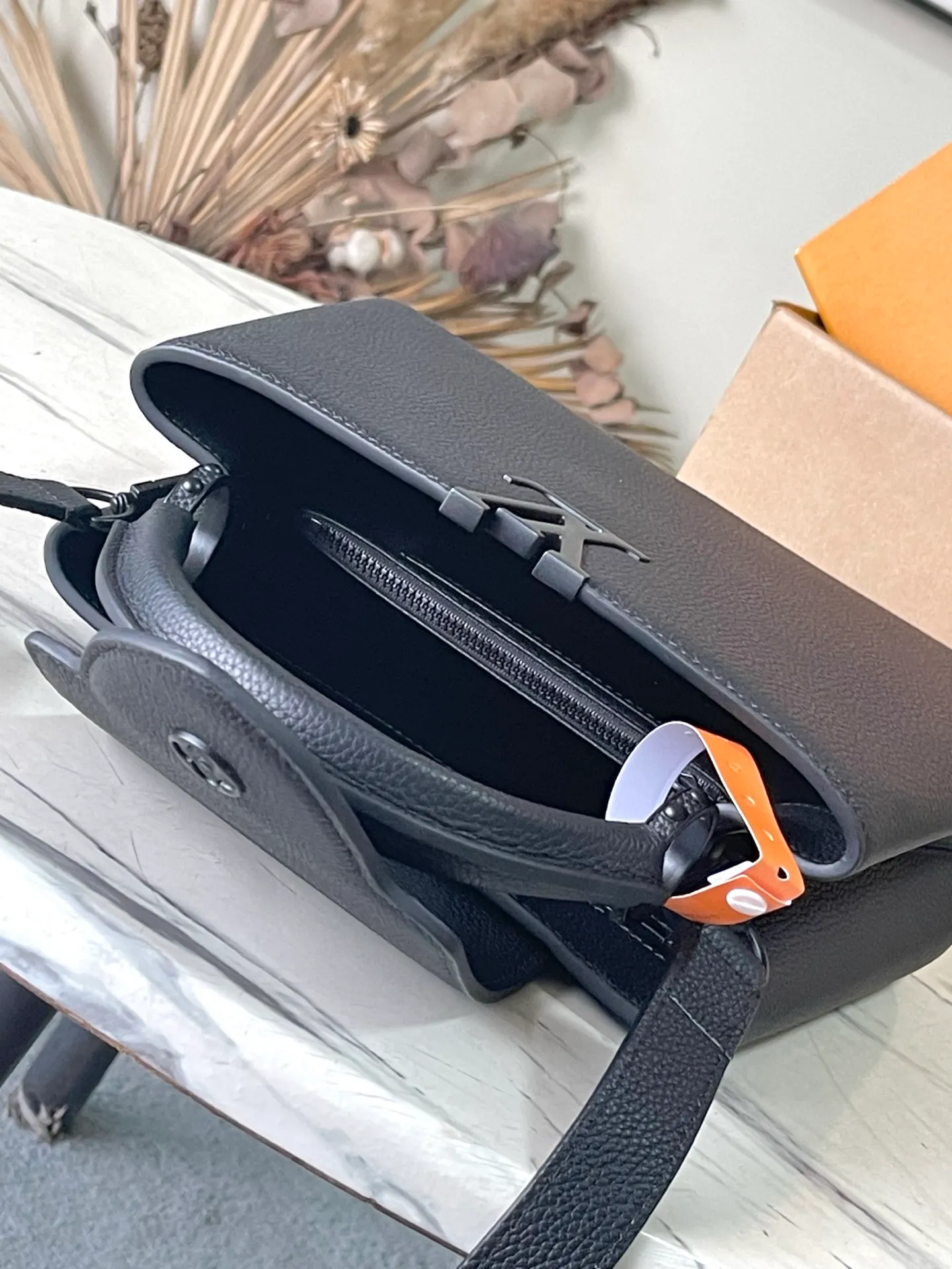 💰2200 "Special Grade Original Leather" M25255 Black Paint Small This Capucines BB handbag is made of matte Taurillon cow leather with metal parts, which makes the classic design show off its neat style. The flap can be worn externally or internally, and the neat interior is equipped with multiple pockets. Attach the adjustable shoulder strap for easy cross-body wear. Dimensions: 27 × 17.3 × 9 cm