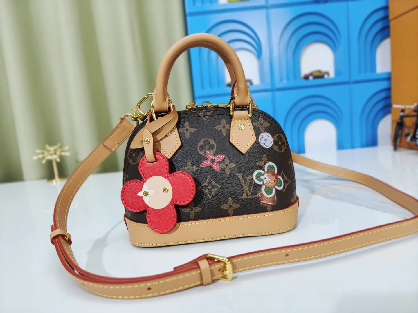 P220🔥⬇️🉑️Put two pieces📱Upgraded original version [Alma Nano shell handbag] M82717 Presbyopia M12199 Presbyopia Christmas silk screen mini shell bag series New launch Nano Alma handbag Nano Alma reproduces the symbolic Alma bag in a miniature version. Louis Vuitton's signature Monogram canvas material harmonizes with the natural leather upholstery. Expertly crafted items that combine traditional charm with modern functionality. Opening the double zippers reveals an interior design with surprisingly ample storage space. With two leather handles and an adjustable, removable shoulder strap, it can be styled in a variety of ways.  Dimensions: 19 x 13 x 9 cm