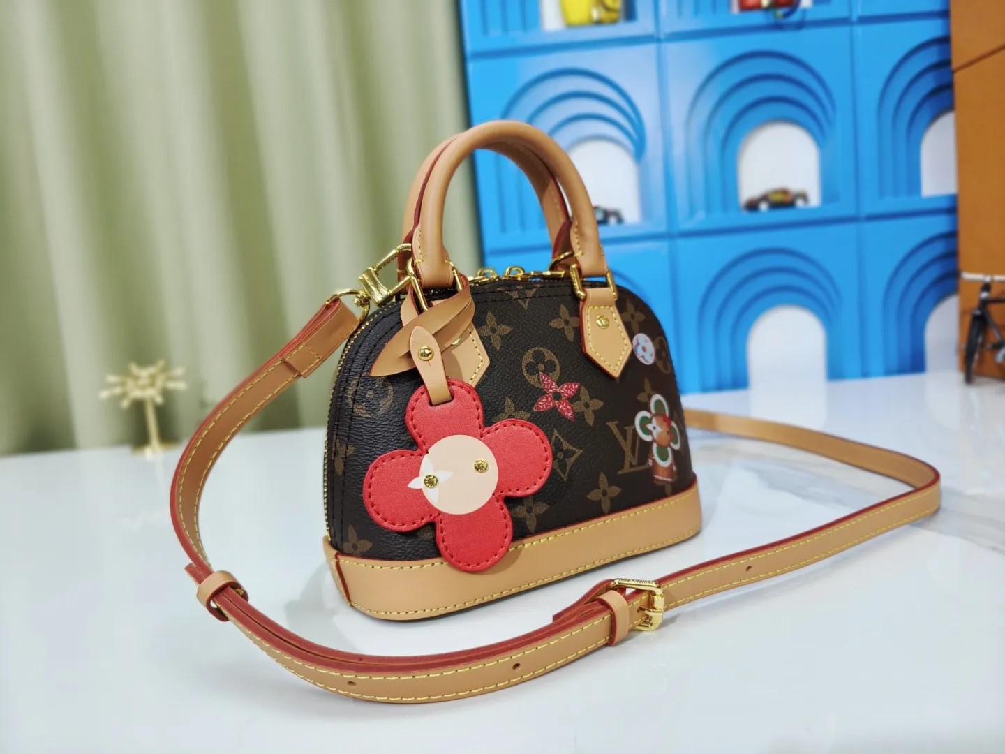 P220🔥⬇️🉑️Put two pieces📱Upgraded original version [Alma Nano shell handbag] M82717 Presbyopia M12199 Presbyopia Christmas silk screen mini shell bag series New launch Nano Alma handbag Nano Alma reproduces the symbolic Alma bag in a miniature version. Louis Vuitton's signature Monogram canvas material harmonizes with the natural leather upholstery. Expertly crafted items that combine traditional charm with modern functionality. Opening the double zippers reveals an interior design with surprisingly ample storage space. With two leather handles and an adjustable, removable shoulder strap, it can be styled in a variety of ways.  Dimensions: 19 x 13 x 9 cm