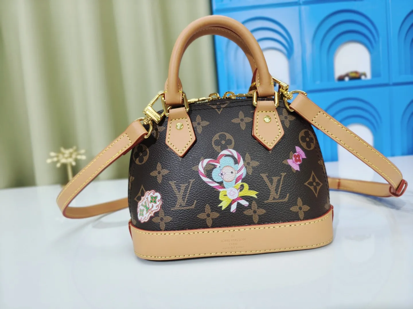 P220🔥⬇️🉑️Put two pieces📱Upgraded original version [Alma Nano shell handbag] M82717 Presbyopia M12199 Presbyopia Christmas silk screen mini shell bag series New launch Nano Alma handbag Nano Alma reproduces the symbolic Alma bag in a miniature version. Louis Vuitton's signature Monogram canvas material harmonizes with the natural leather upholstery. Expertly crafted items that combine traditional charm with modern functionality. Opening the double zippers reveals an interior design with surprisingly ample storage space. With two leather handles and an adjustable, removable shoulder strap, it can be styled in a variety of ways.  Dimensions: 19 x 13 x 9 cm