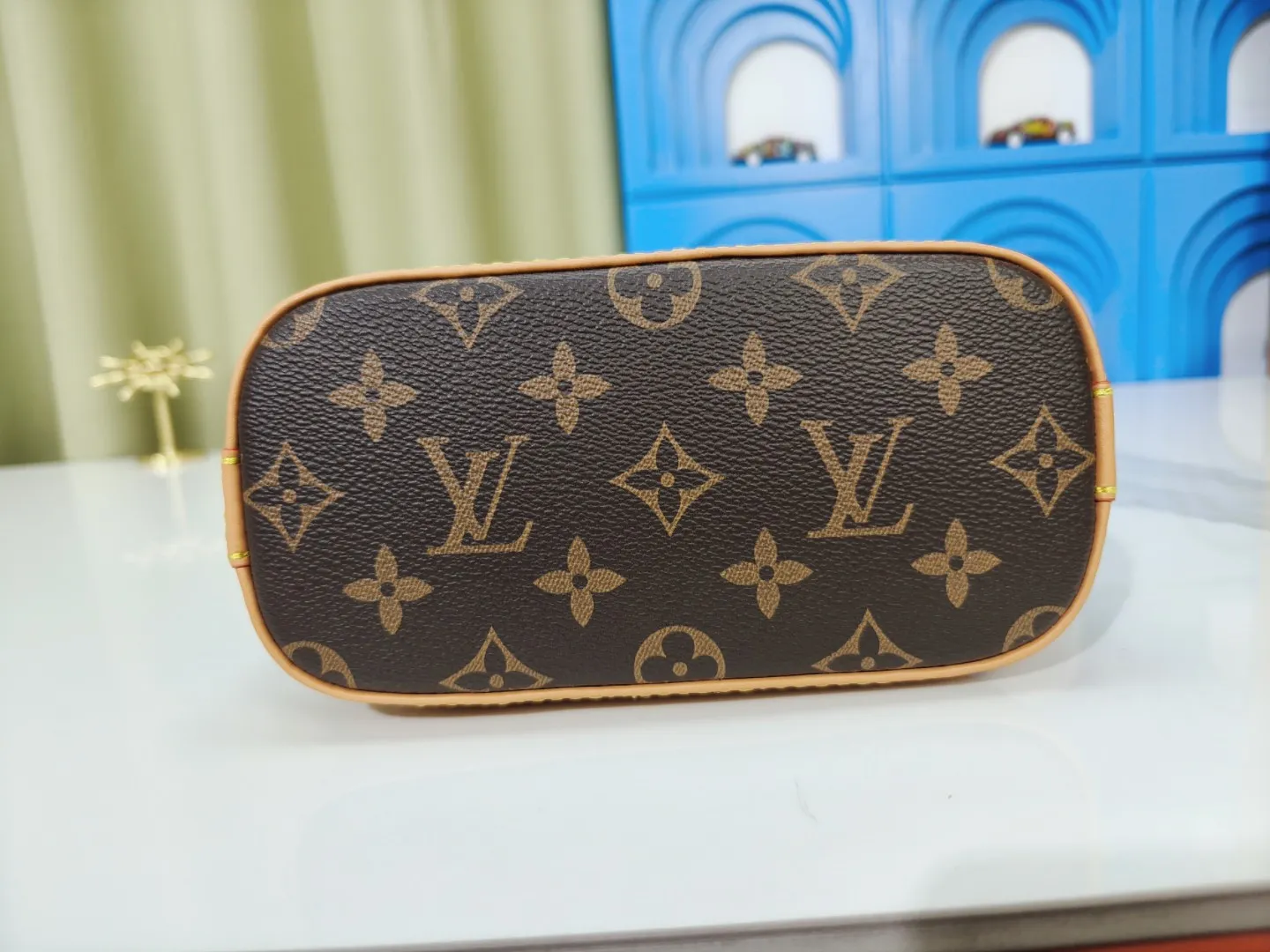 P220🔥⬇️🉑️Put two pieces📱Upgraded original version [Alma Nano shell handbag] M82717 Presbyopia M12199 Presbyopia Christmas silk screen mini shell bag series New launch Nano Alma handbag Nano Alma reproduces the symbolic Alma bag in a miniature version. Louis Vuitton's signature Monogram canvas material harmonizes with the natural leather upholstery. Expertly crafted items that combine traditional charm with modern functionality. Opening the double zippers reveals an interior design with surprisingly ample storage space. With two leather handles and an adjustable, removable shoulder strap, it can be styled in a variety of ways.  Dimensions: 19 x 13 x 9 cm