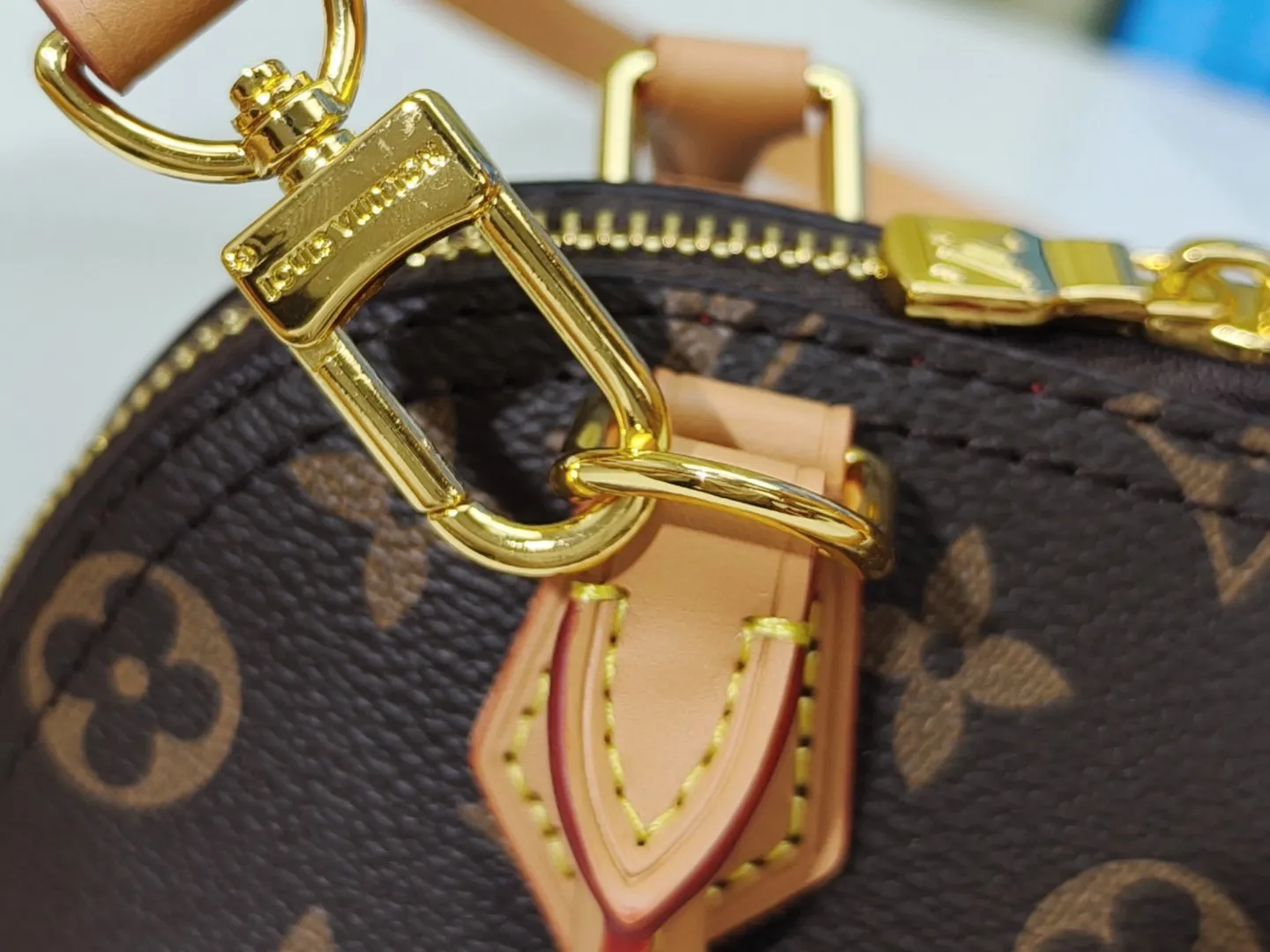 P220🔥⬇️🉑️Put two pieces📱Upgraded original version [Alma Nano shell handbag] M82717 Presbyopia M12199 Presbyopia Christmas silk screen mini shell bag series New launch Nano Alma handbag Nano Alma reproduces the symbolic Alma bag in a miniature version. Louis Vuitton's signature Monogram canvas material harmonizes with the natural leather upholstery. Expertly crafted items that combine traditional charm with modern functionality. Opening the double zippers reveals an interior design with surprisingly ample storage space. With two leather handles and an adjustable, removable shoulder strap, it can be styled in a variety of ways.  Dimensions: 19 x 13 x 9 cm
