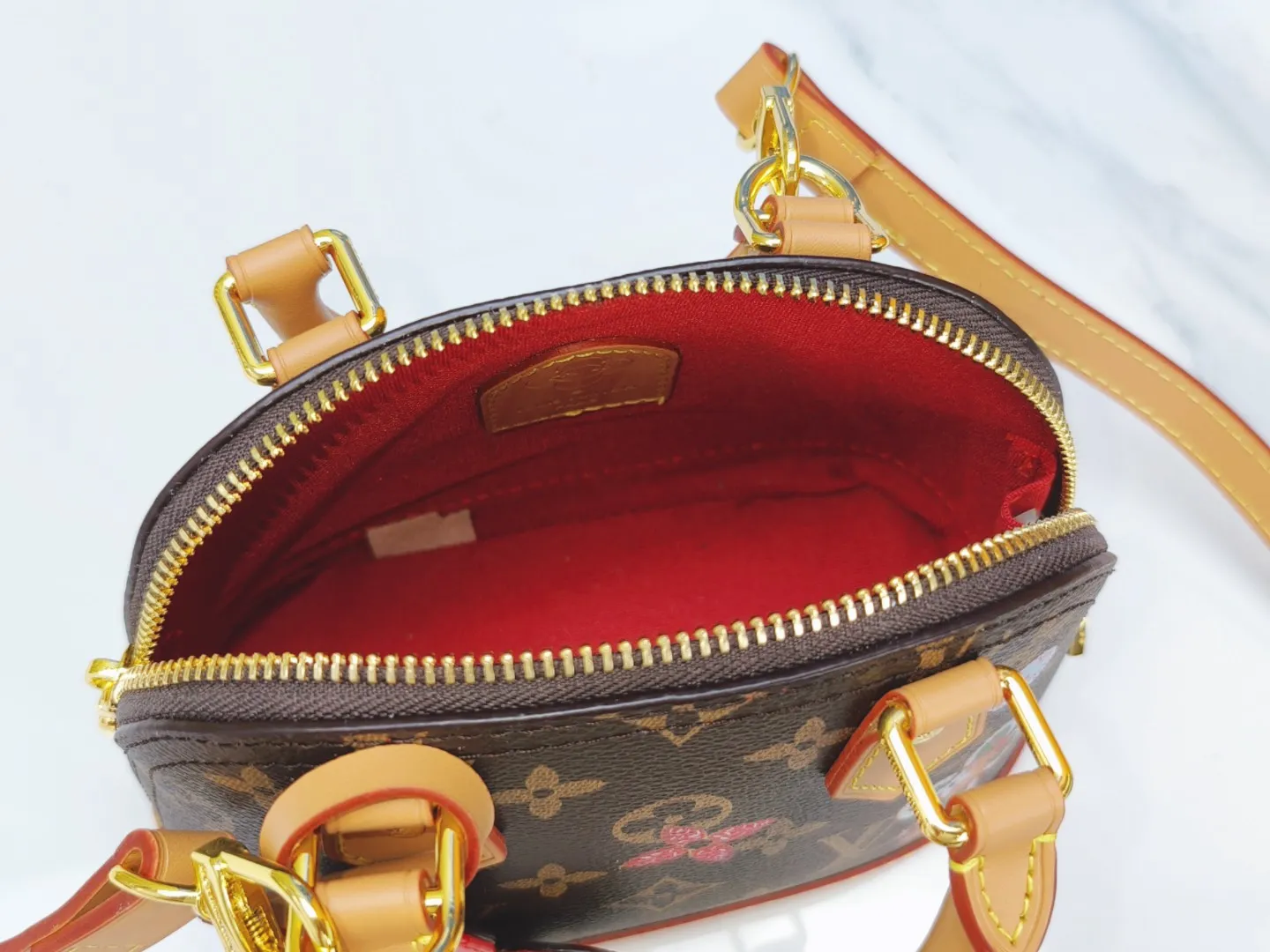 P220🔥⬇️🉑️Put two pieces📱Upgraded original version [Alma Nano shell handbag] M82717 Presbyopia M12199 Presbyopia Christmas silk screen mini shell bag series New launch Nano Alma handbag Nano Alma reproduces the symbolic Alma bag in a miniature version. Louis Vuitton's signature Monogram canvas material harmonizes with the natural leather upholstery. Expertly crafted items that combine traditional charm with modern functionality. Opening the double zippers reveals an interior design with surprisingly ample storage space. With two leather handles and an adjustable, removable shoulder strap, it can be styled in a variety of ways.  Dimensions: 19 x 13 x 9 cm