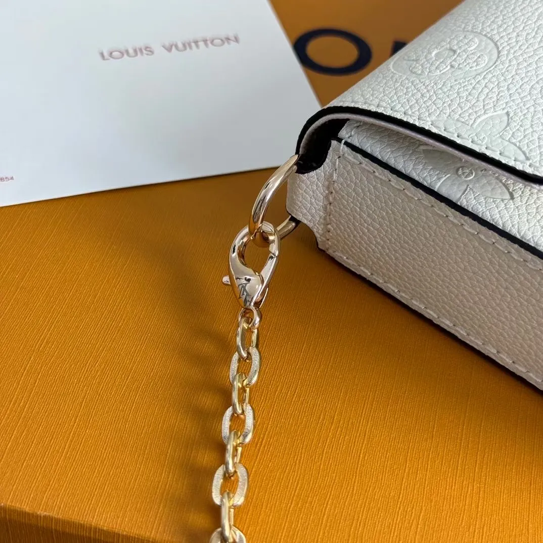 P150💰💖This Pochette Félicie three-in-one💖 chain bag is made of Monogram Empreinte leather, with subtle embossing to present Louis Vuitton’s classic Monogram pattern. The envelope-style construction offers ample interior space, and includes a removable zippered pocket and card compartment. Attach the chain to explore more modern carrying options. Model: M64065 white / 61276 Dimensions: 21 x 12 x 3 cm (length x height x width)