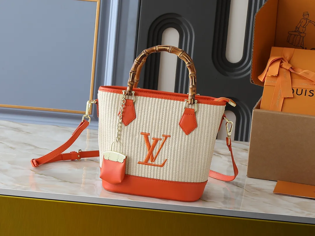 💰320💰Upgraded from the original M66588. This Wallet On Chain handbag is from Louis Vuitton's LV Bloom series. The main material is straw woven in a fashionable and practical configuration, and the logo is embroidered with silk thread. The perfect combination of real bamboo handbags and pp straw, ample space, fashionable and versatile. The love package that is the dream of millions of girls. 8 colors available (plum pink, khaki, green, black, white, red, caramel, orange) Dimensions: 20.0 x 20.5 x 11.0 cm (length x height x width)