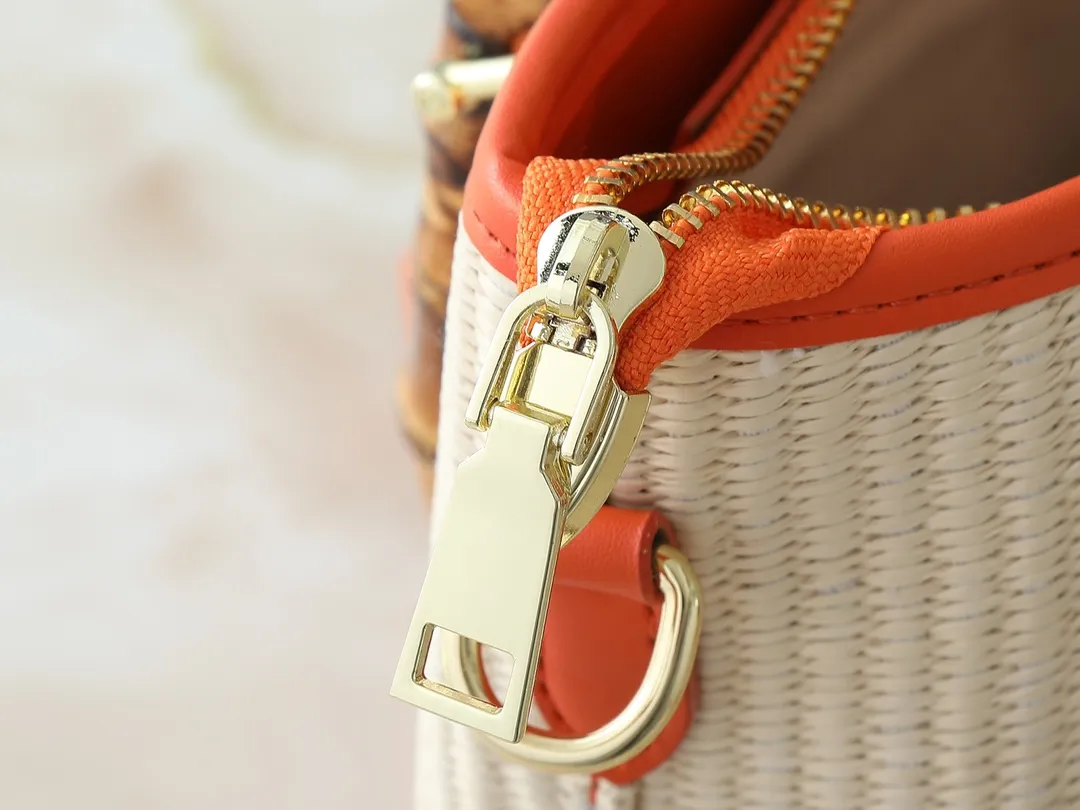 💰320💰Upgraded from the original M66588. This Wallet On Chain handbag is from Louis Vuitton's LV Bloom series. The main material is straw woven in a fashionable and practical configuration, and the logo is embroidered with silk thread. The perfect combination of real bamboo handbags and pp straw, ample space, fashionable and versatile. The love package that is the dream of millions of girls. 8 colors available (plum pink, khaki, green, black, white, red, caramel, orange) Dimensions: 20.0 x 20.5 x 11.0 cm (length x height x width)