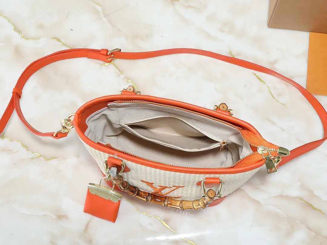 💰320💰Upgraded from the original M66588. This Wallet On Chain handbag is from Louis Vuitton's LV Bloom series. The main material is straw woven in a fashionable and practical configuration, and the logo is embroidered with silk thread. The perfect combination of real bamboo handbags and pp straw, ample space, fashionable and versatile. The love package that is the dream of millions of girls. 8 colors available (plum pink, khaki, green, black, white, red, caramel, orange) Dimensions: 20.0 x 20.5 x 11.0 cm (length x height x width)