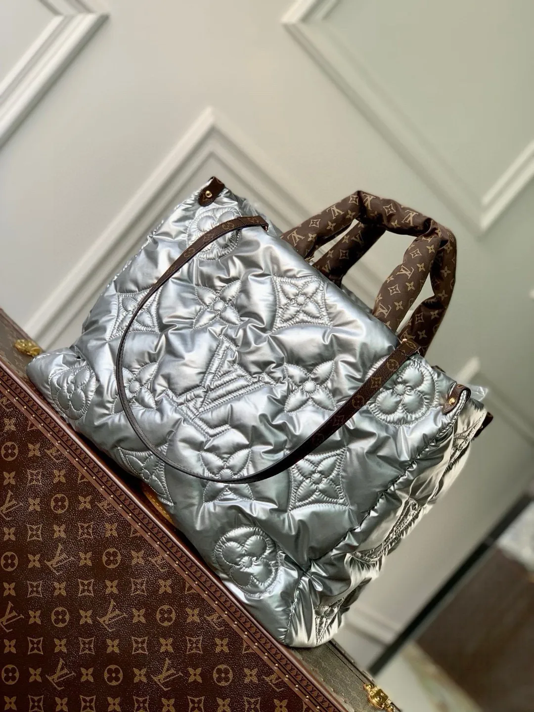 💰1220 (top layer leather) top original single M59007 silver This OnTheGO large handbag is made of Econyl recycled nylon, which declares Louis Vuitton's EcoDesign action concept. Monogram embroidered pattern combined with padded texture, plenty of space for business, shopping or travel needs. The long shoulder strap and top handle provide multiple ways to carry it comfortably. Dimensions: 41.0 x 34.0 x 19.0 cm (length x height x width)