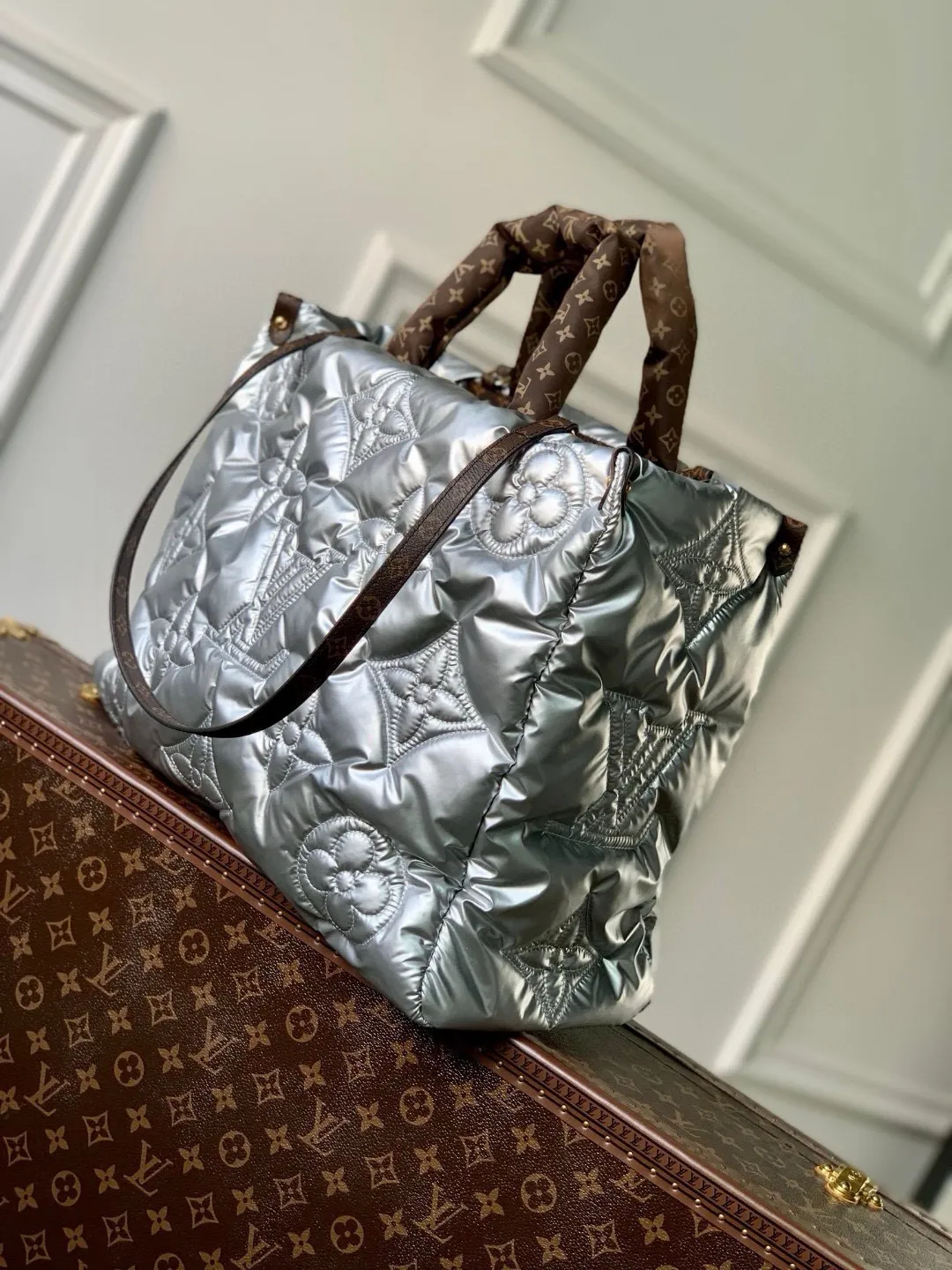 💰1220 (top layer leather) top original single M59007 silver This OnTheGO large handbag is made of Econyl recycled nylon, which declares Louis Vuitton's EcoDesign action concept. Monogram embroidered pattern combined with padded texture, plenty of space for business, shopping or travel needs. The long shoulder strap and top handle provide multiple ways to carry it comfortably. Dimensions: 41.0 x 34.0 x 19.0 cm (length x height x width)