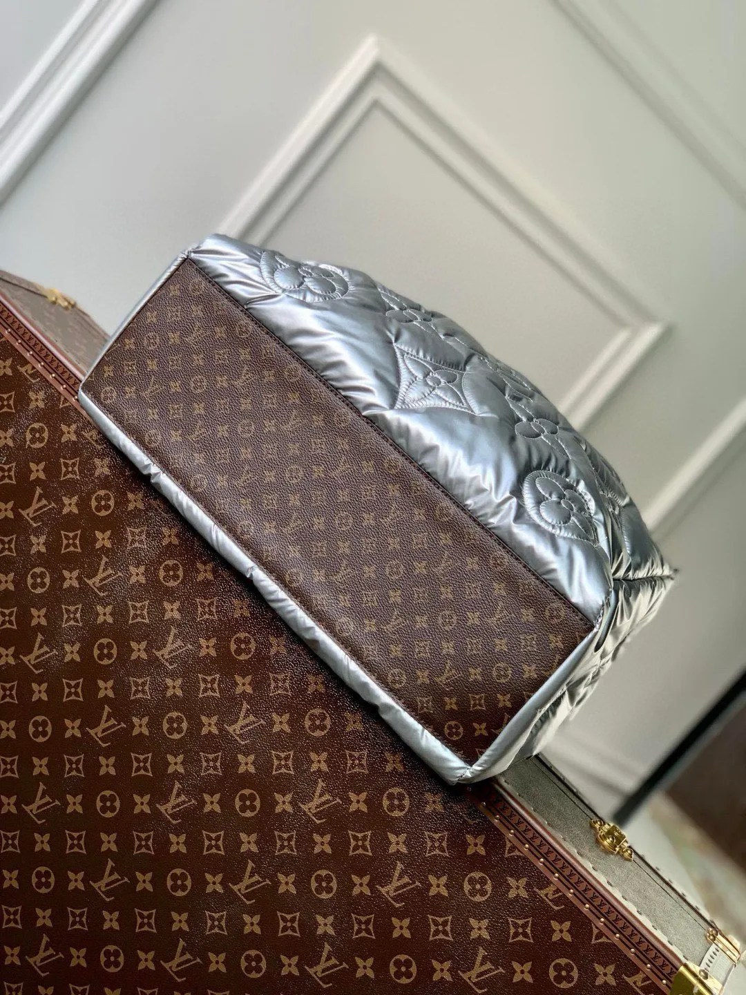 💰1220 (top layer leather) top original single M59007 silver This OnTheGO large handbag is made of Econyl recycled nylon, which declares Louis Vuitton's EcoDesign action concept. Monogram embroidered pattern combined with padded texture, plenty of space for business, shopping or travel needs. The long shoulder strap and top handle provide multiple ways to carry it comfortably. Dimensions: 41.0 x 34.0 x 19.0 cm (length x height x width)
