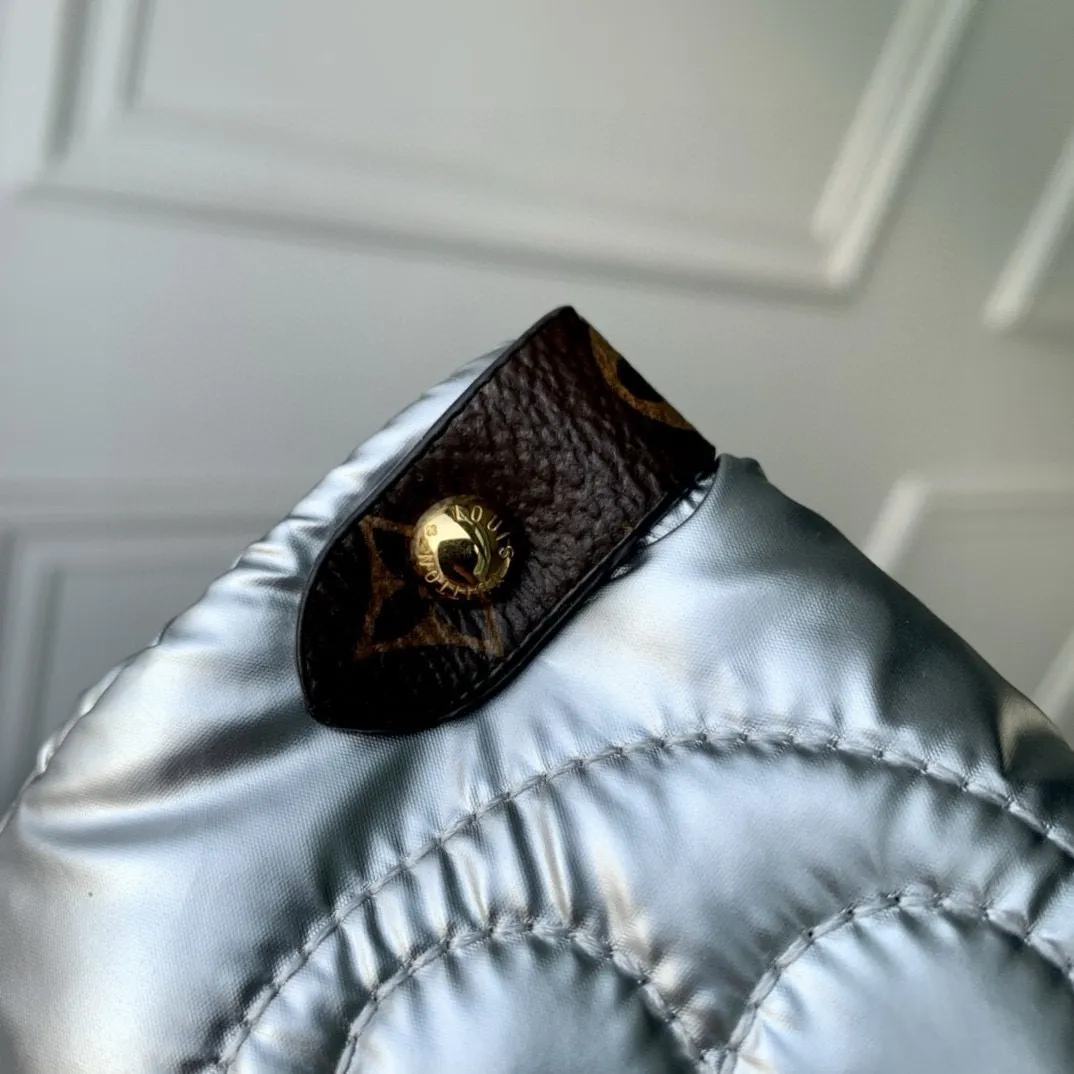 💰1220 (top layer leather) top original single M59007 silver This OnTheGO large handbag is made of Econyl recycled nylon, which declares Louis Vuitton's EcoDesign action concept. Monogram embroidered pattern combined with padded texture, plenty of space for business, shopping or travel needs. The long shoulder strap and top handle provide multiple ways to carry it comfortably. Dimensions: 41.0 x 34.0 x 19.0 cm (length x height x width)
