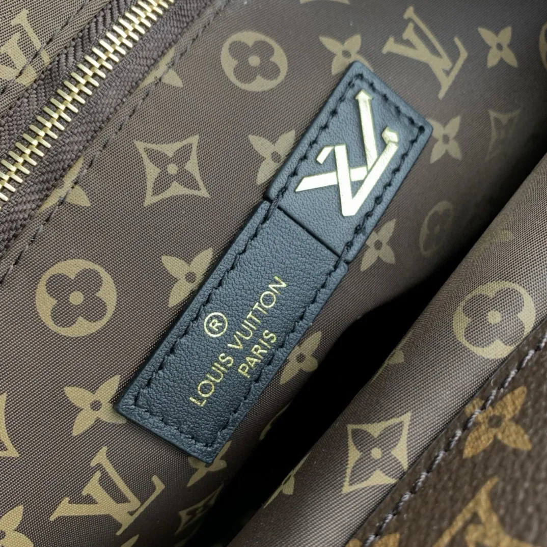 💰1220 (top layer leather) top original single M59007 silver This OnTheGO large handbag is made of Econyl recycled nylon, which declares Louis Vuitton's EcoDesign action concept. Monogram embroidered pattern combined with padded texture, plenty of space for business, shopping or travel needs. The long shoulder strap and top handle provide multiple ways to carry it comfortably. Dimensions: 41.0 x 34.0 x 19.0 cm (length x height x width)