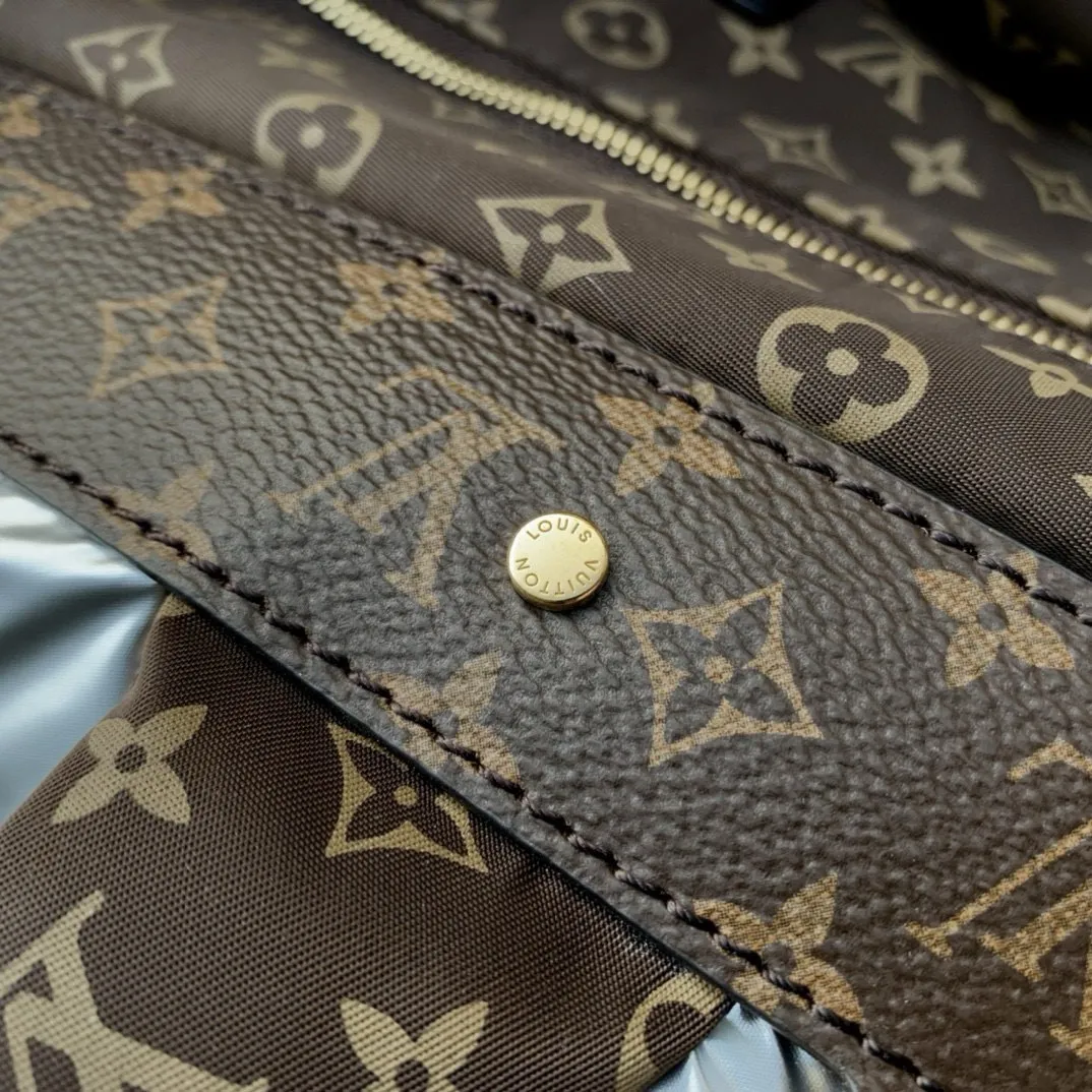 💰1220 (top layer leather) top original single M59007 silver This OnTheGO large handbag is made of Econyl recycled nylon, which declares Louis Vuitton's EcoDesign action concept. Monogram embroidered pattern combined with padded texture, plenty of space for business, shopping or travel needs. The long shoulder strap and top handle provide multiple ways to carry it comfortably. Dimensions: 41.0 x 34.0 x 19.0 cm (length x height x width)