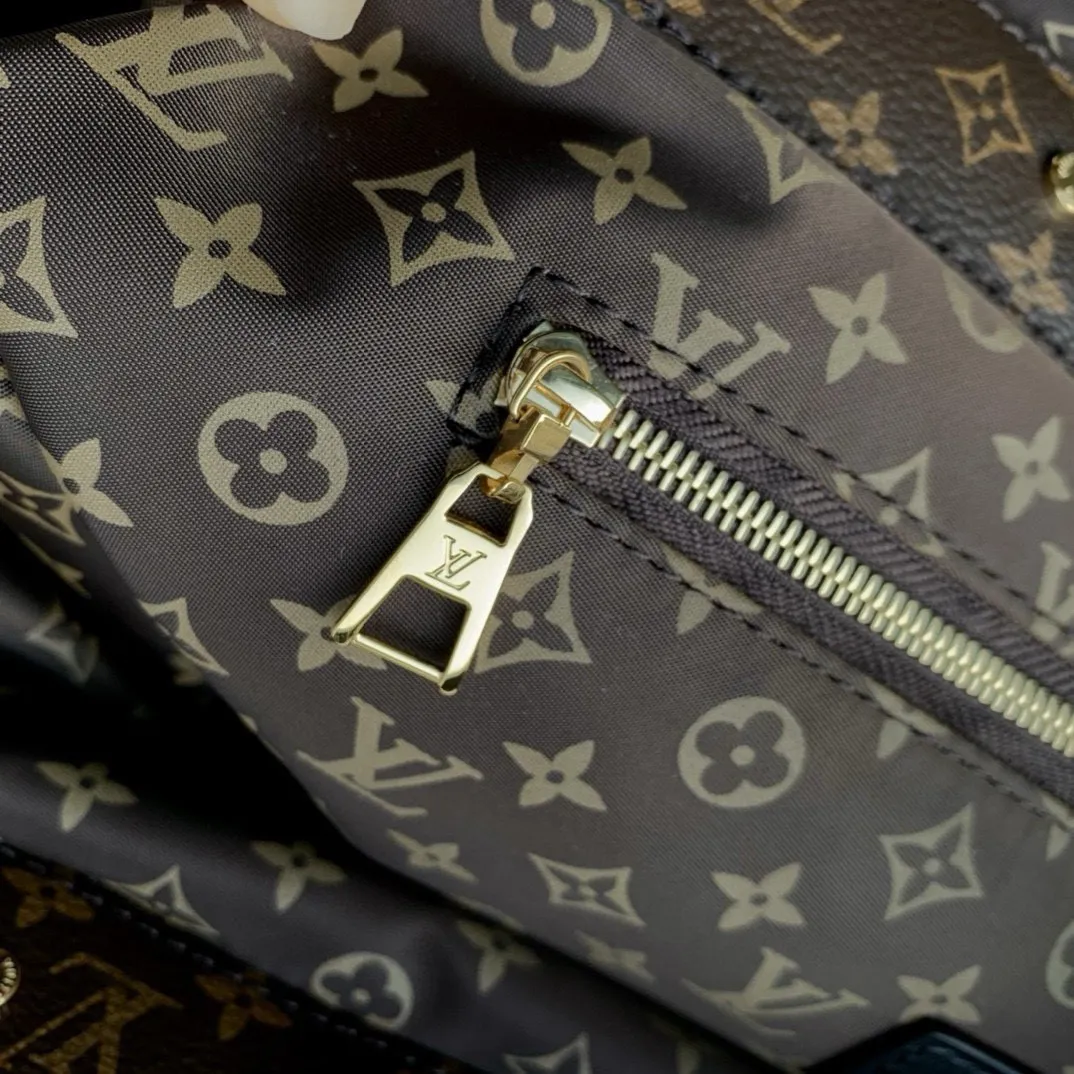 💰1220 (top layer leather) top original single M59007 silver This OnTheGO large handbag is made of Econyl recycled nylon, which declares Louis Vuitton's EcoDesign action concept. Monogram embroidered pattern combined with padded texture, plenty of space for business, shopping or travel needs. The long shoulder strap and top handle provide multiple ways to carry it comfortably. Dimensions: 41.0 x 34.0 x 19.0 cm (length x height x width)