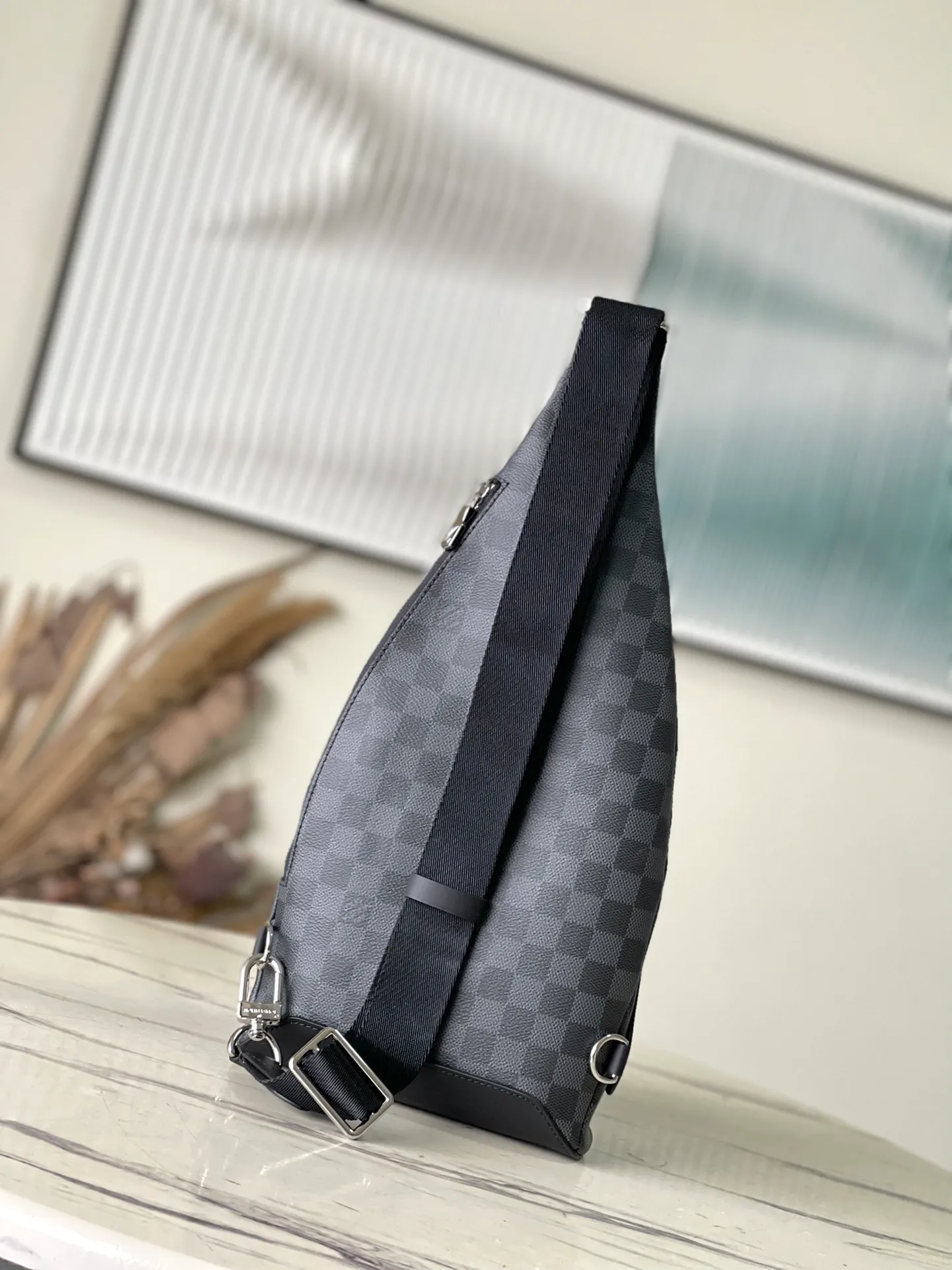 💰820 Top Original M30936 Black Check Duo Shoulder Bag is made of Monogram canvas and Taïga cow leather. It is equipped with a detachable zipper pocket and zipper side pocket for storing change or other needs. It interprets multiple trend concepts with a leisurely style and provides an alternative to traditional backpacks. Dimensions: 20 x 42 x 6 cm