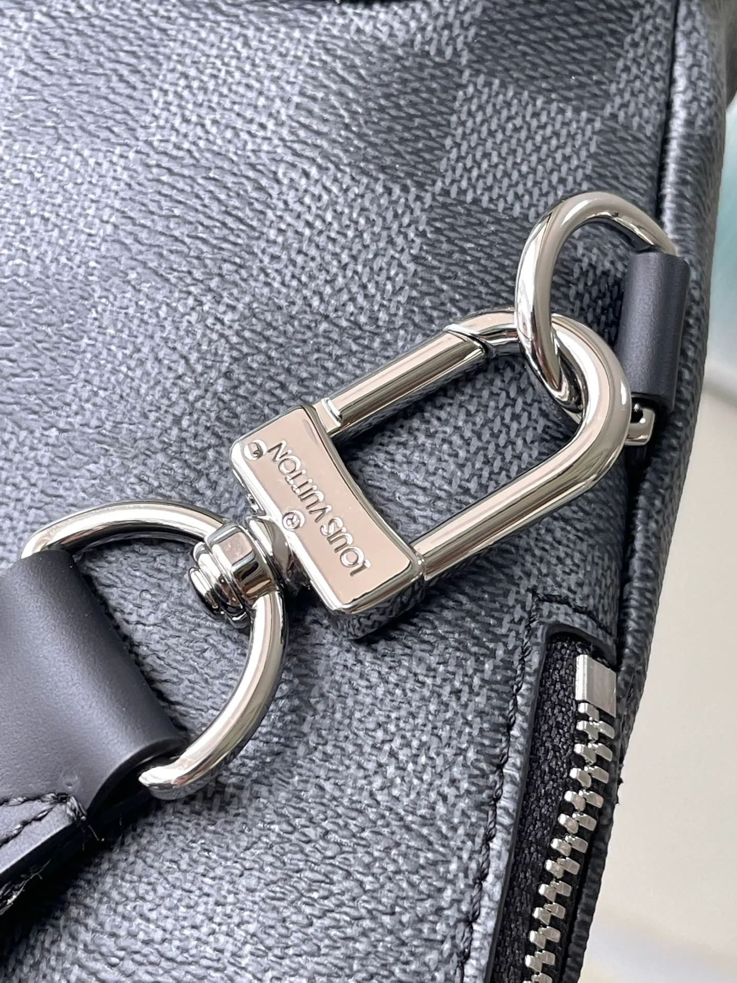 💰820 Top Original M30936 Black Check Duo Shoulder Bag is made of Monogram canvas and Taïga cow leather. It is equipped with a detachable zipper pocket and zipper side pocket for storing change or other needs. It interprets multiple trend concepts with a leisurely style and provides an alternative to traditional backpacks. Dimensions: 20 x 42 x 6 cm